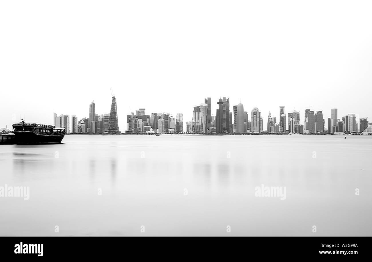 Silhouette di moderni edifici architettonici di Doha skyline. Foto Stock