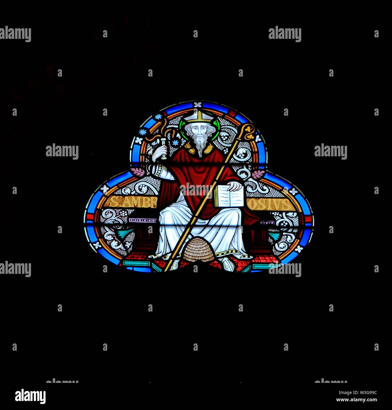 Sant'Ambrogio, beehive a piedi, flagello in mano, vetrata, da Federico Preedy, xix secolo vetro, Old Hunstanton, Norfolk, Inghilterra 2 Foto Stock
