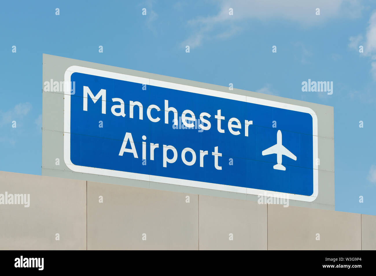 Segnaletica per Manchester Airport al di sopra di un'autostrada. Foto Stock