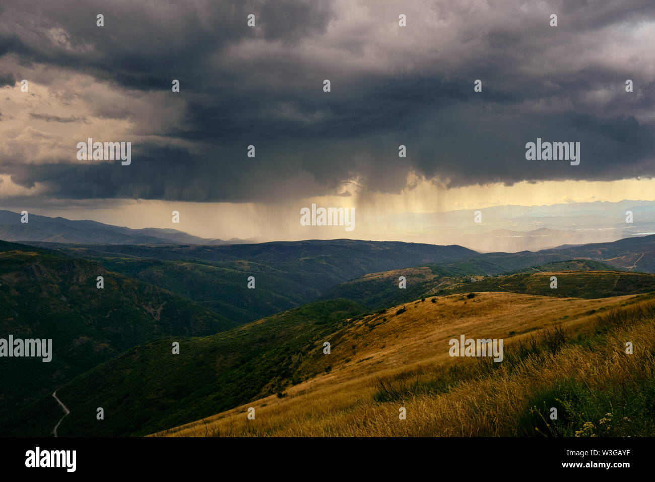In estate la tempesta e la pioggia che cade sui monti della Spagna durante il Camino di Santiago a piedi. Foto Stock