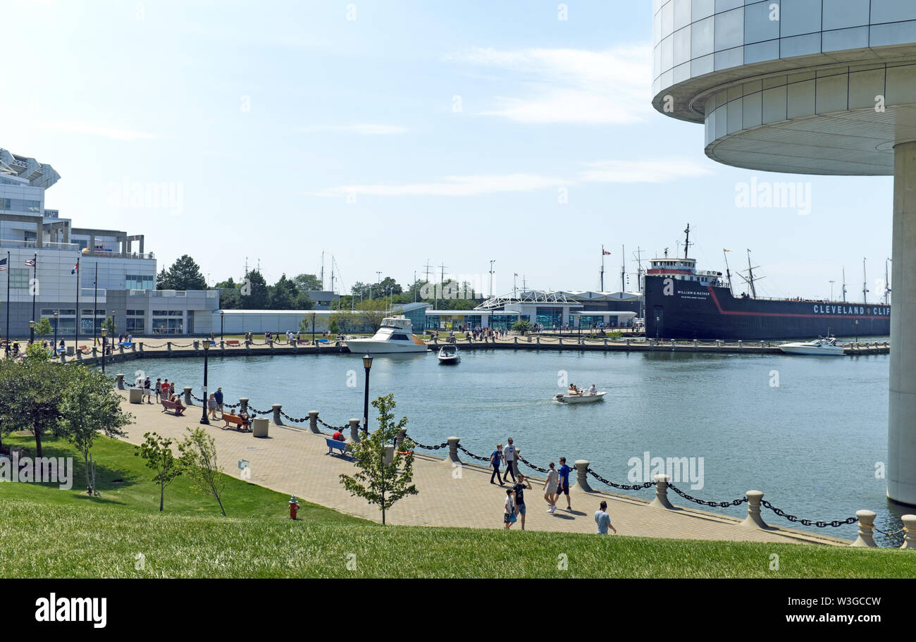 La passeggiata Northcoast Harbor che collega le principali attrazioni turistiche lungo il lungomare di Cleveland, Ohio, Stati Uniti . Foto Stock