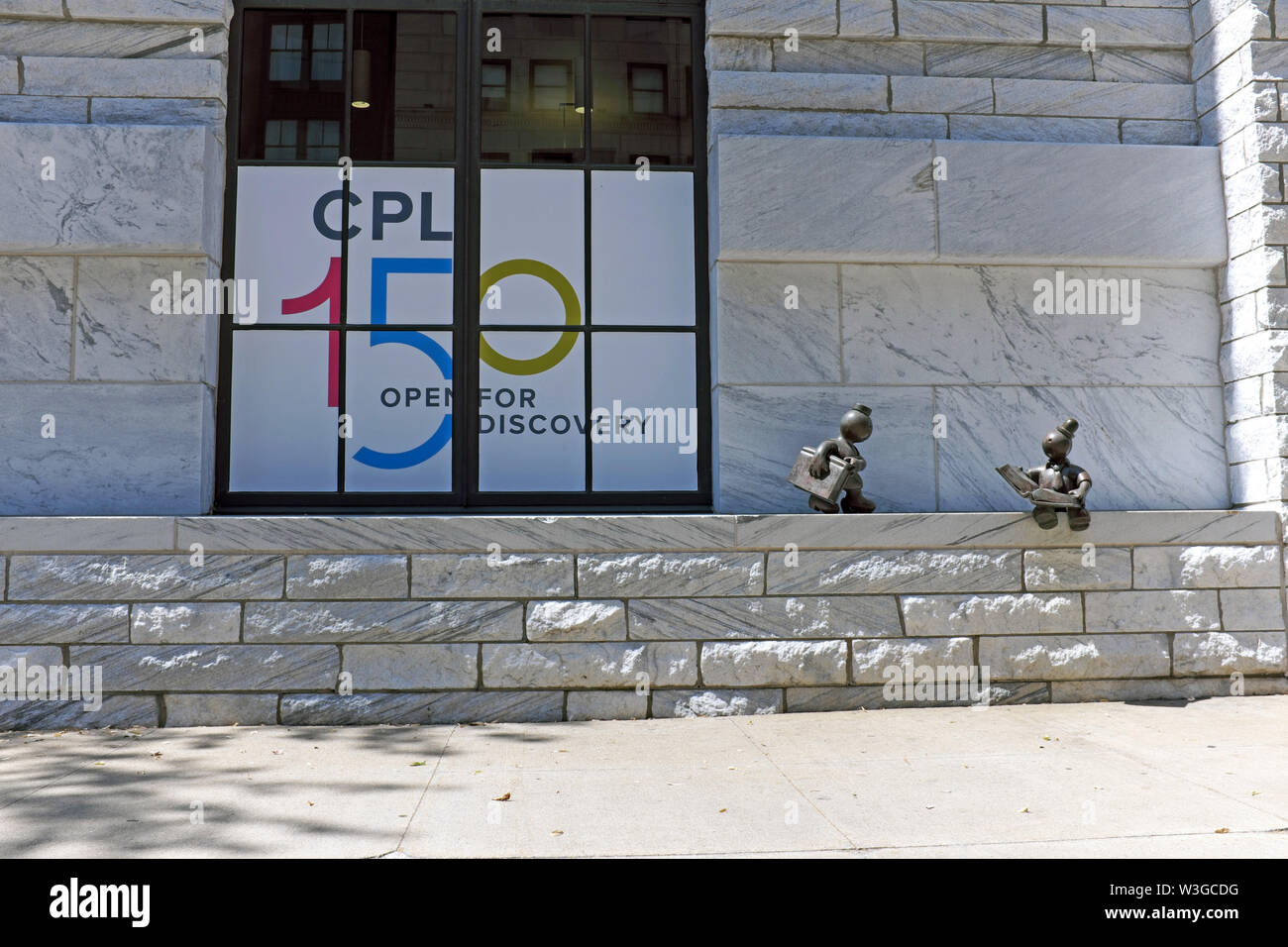 Una finestra esterna del Cleveland Public Library su Superior Avenue nel centro di Cleveland, Ohio, USA promuove il suo centocinquantesimo anniversario. Foto Stock