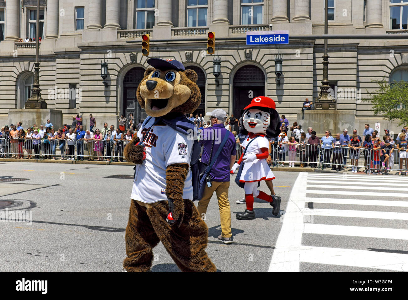 T.C. Bear del Minnesota Twins e Rosie rosso dei Cincinnati Reds intrattenere la MLB All Star Game parade la folla in downtown Cleveland, Ohio, USA. Foto Stock