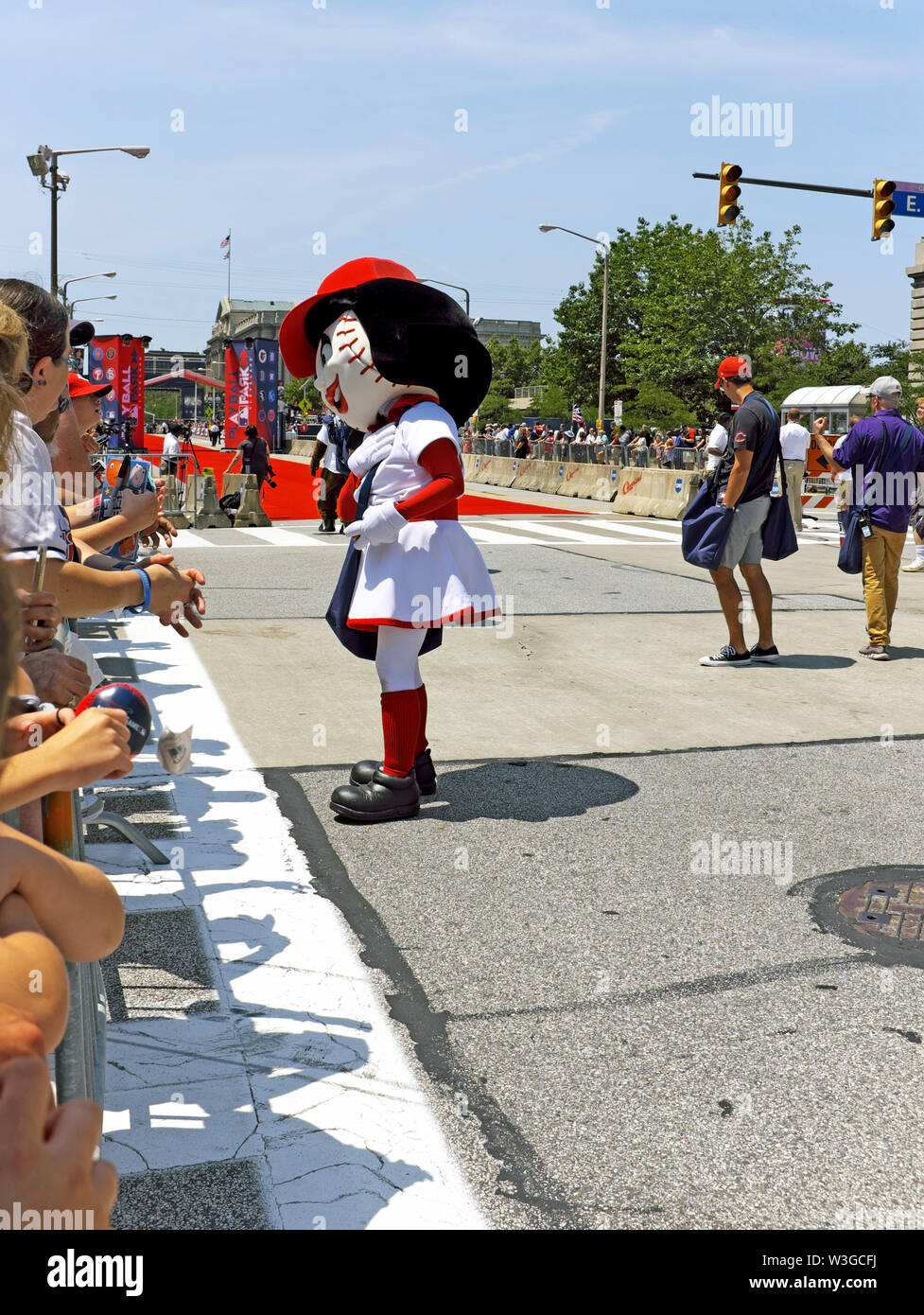 Rosie Red, la mascotte femminile della MLB Cincinnati Reds, interagisce con i fan durante La All Star Game Parade del 2019 a Cleveland, Ohio, Stati Uniti. Foto Stock