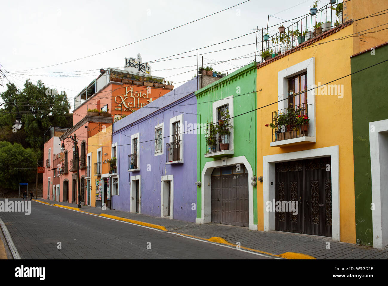Verniciato lucido a due piani degli edifici residenziali nel centro cittadino di Cholula, vicino a Puebla, in Messico. Giu 2019 Foto Stock