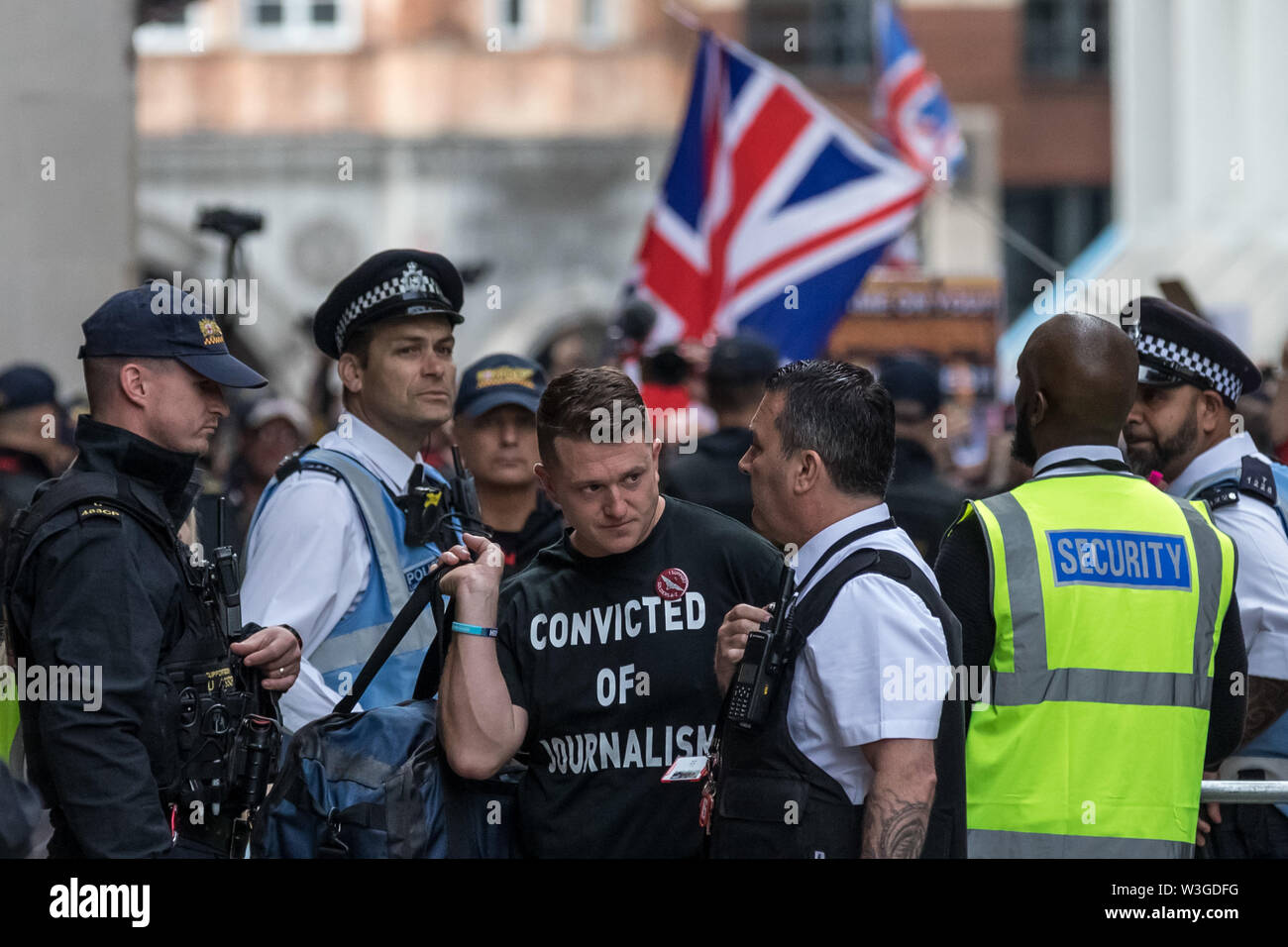 Londra, Regno Unito. 11 luglio 2019. Tommy Robinson, vero nome Stephen Yaxley-Lennon, arriva a Old Bailey corte con una prigione borsa pronto per la condanna dopo essere stato trovato colpevole di disprezzo della corte per le riprese al di fuori di Leeds Crown Court durante un processo penale lo scorso anno e trasmissioni in diretta su social media. Credito: Guy Corbishley/Alamy Live News Foto Stock