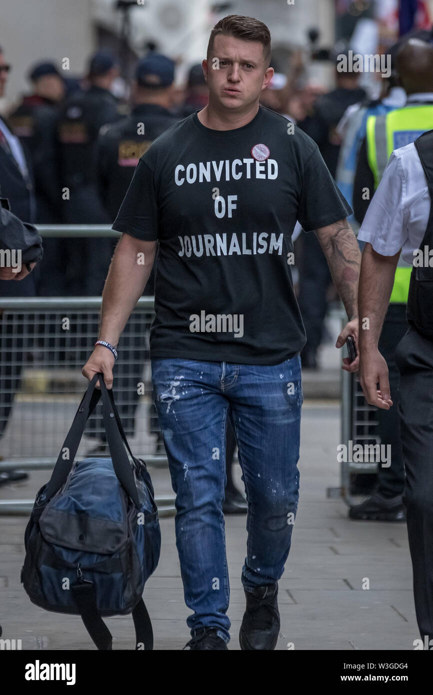 Londra, Regno Unito. 11 luglio 2019. Tommy Robinson, vero nome Stephen Yaxley-Lennon, arriva a Old Bailey corte con una prigione borsa pronto per la condanna dopo essere stato trovato colpevole di disprezzo della corte per le riprese al di fuori di Leeds Crown Court durante un processo penale lo scorso anno e trasmissioni in diretta su social media. Credito: Guy Corbishley/Alamy Live News Foto Stock