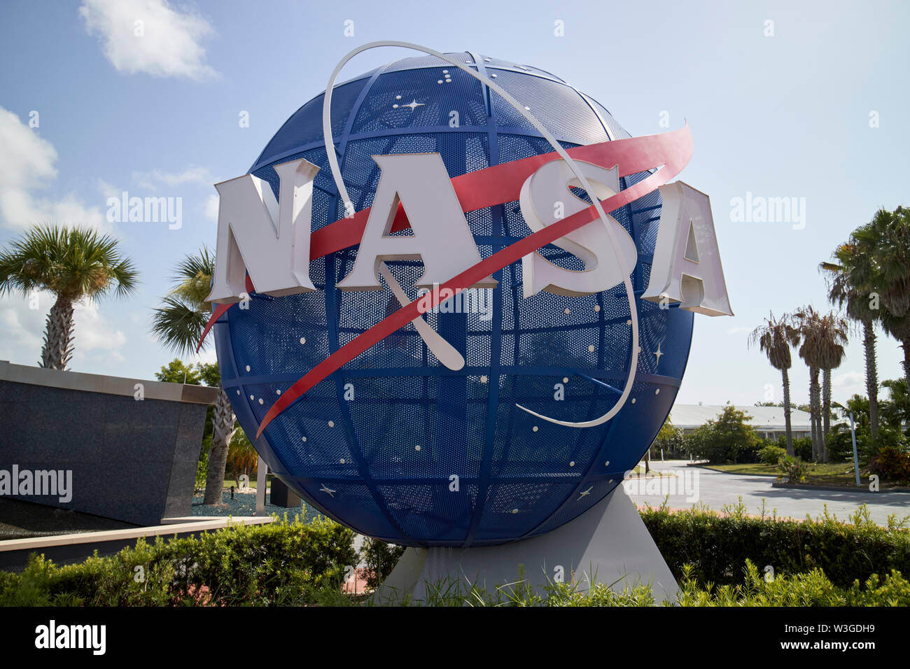 Sfera della Nasa logo in ingresso al Kennedy Space Center Florida USA Foto Stock