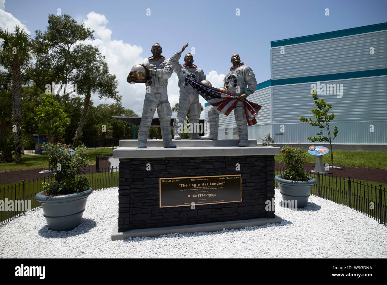 La eagle ha atterrato per scultura di tre astronauti in luna nuova giardino con alberi in Apollo/Saturn 5 Centro Kennedy Space Center Florida USA sul w Foto Stock