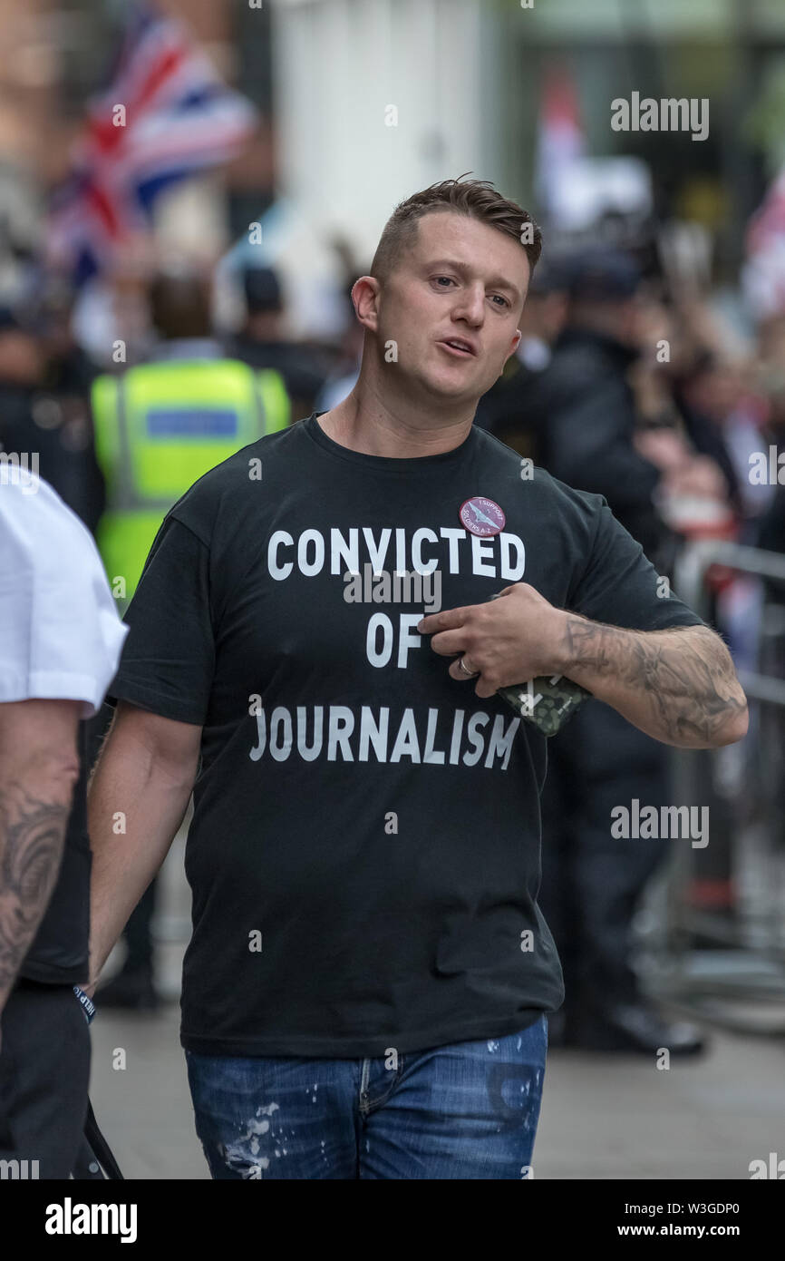 Londra, Regno Unito. 11 luglio 2019. Tommy Robinson, vero nome Stephen Yaxley-Lennon, arriva a Old Bailey corte con una prigione borsa pronto per la condanna dopo essere stato trovato colpevole di disprezzo della corte per le riprese al di fuori di Leeds Crown Court durante un processo penale lo scorso anno e trasmissioni in diretta su social media. Credito: Guy Corbishley/Alamy Live News Foto Stock