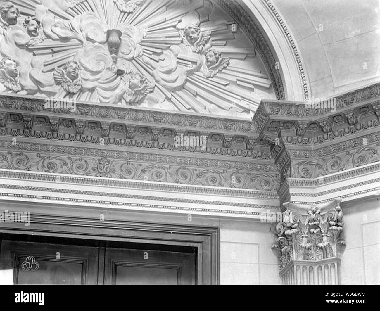 Château de Conflans (ancien) - Chapelle vue interna détail de la frise et du tympan - Charenton-le-Pont - Médiathèque de l'architecture et du patrimoine - APMH00015031. Foto Stock