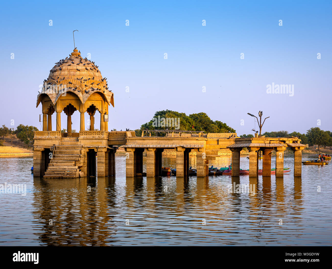 JAISALMER, INDIA - CIRCA NOVEMBRE 2018: vista del lago Gadsisar in Jaisalmer. Questa è una panoramica di acqua piovana lago circondato da piccoli templi e santuari Foto Stock