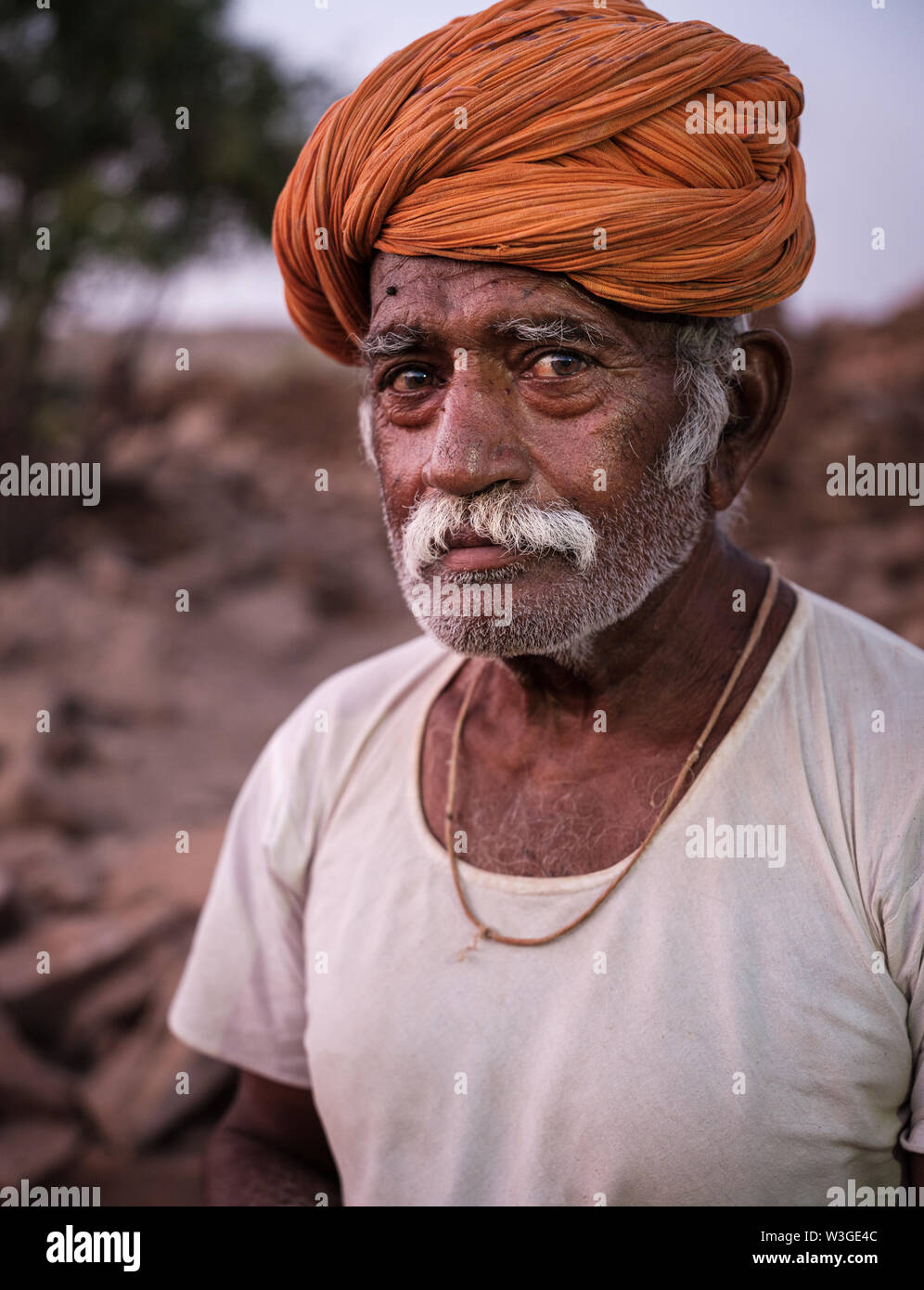 JAISALMER, INDIA - CIRCA NOVEMBRE 2018: Ritratto di pastore al di fuori delle rovine di Fort Khabha in Jaisalmer. Jaisalmer è chiamato anche "Città d'oro, Foto Stock