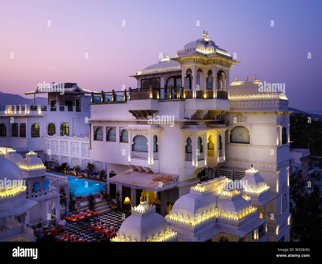 UDAIPUR, INDIA - CIRCA NOVEMBRE 2018: terrazza dell'Hotel Udai Kothi nella notte in Udaipur. La città è la capitale storica del regno di Mewa Foto Stock