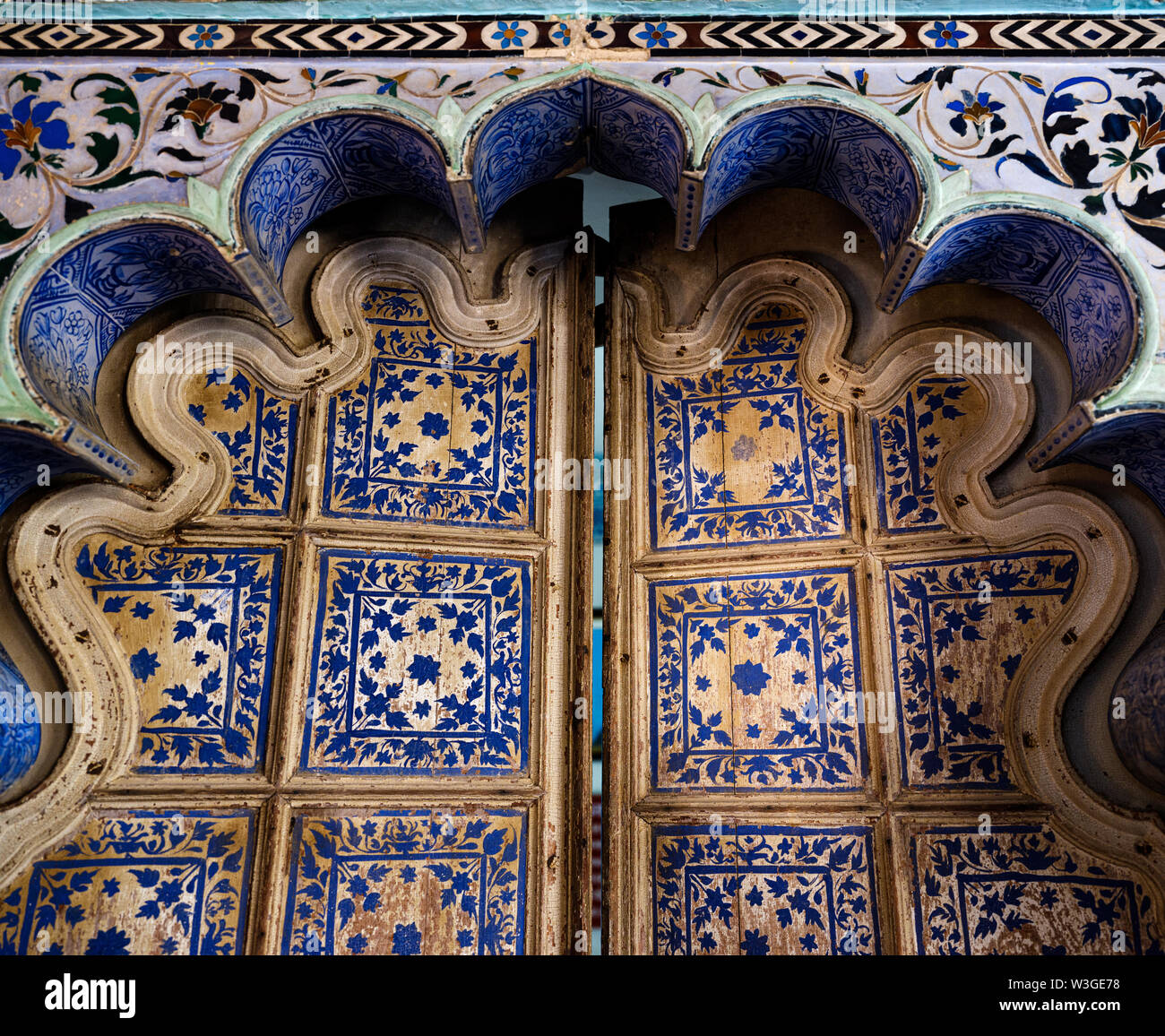 UDAIPUR, INDIA - CIRCA NOVEMBRE 2018: porta interna del palazzo di città in Udaipur. La città è la capitale storica del regno di Mewar. Susseguono Foto Stock