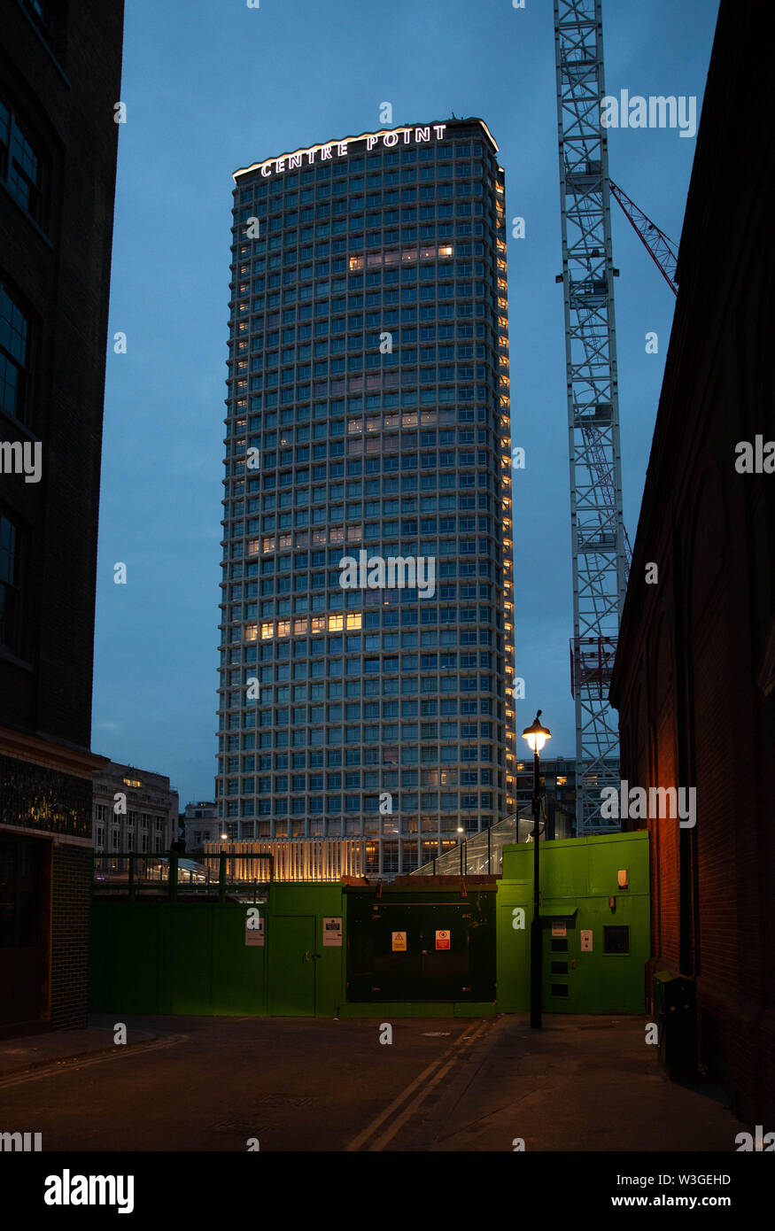 Edificio del Center Point visto come lo sfondo di un edificio a Sutton Row, Londra W1, Inghilterra, Regno Unito. Foto Stock