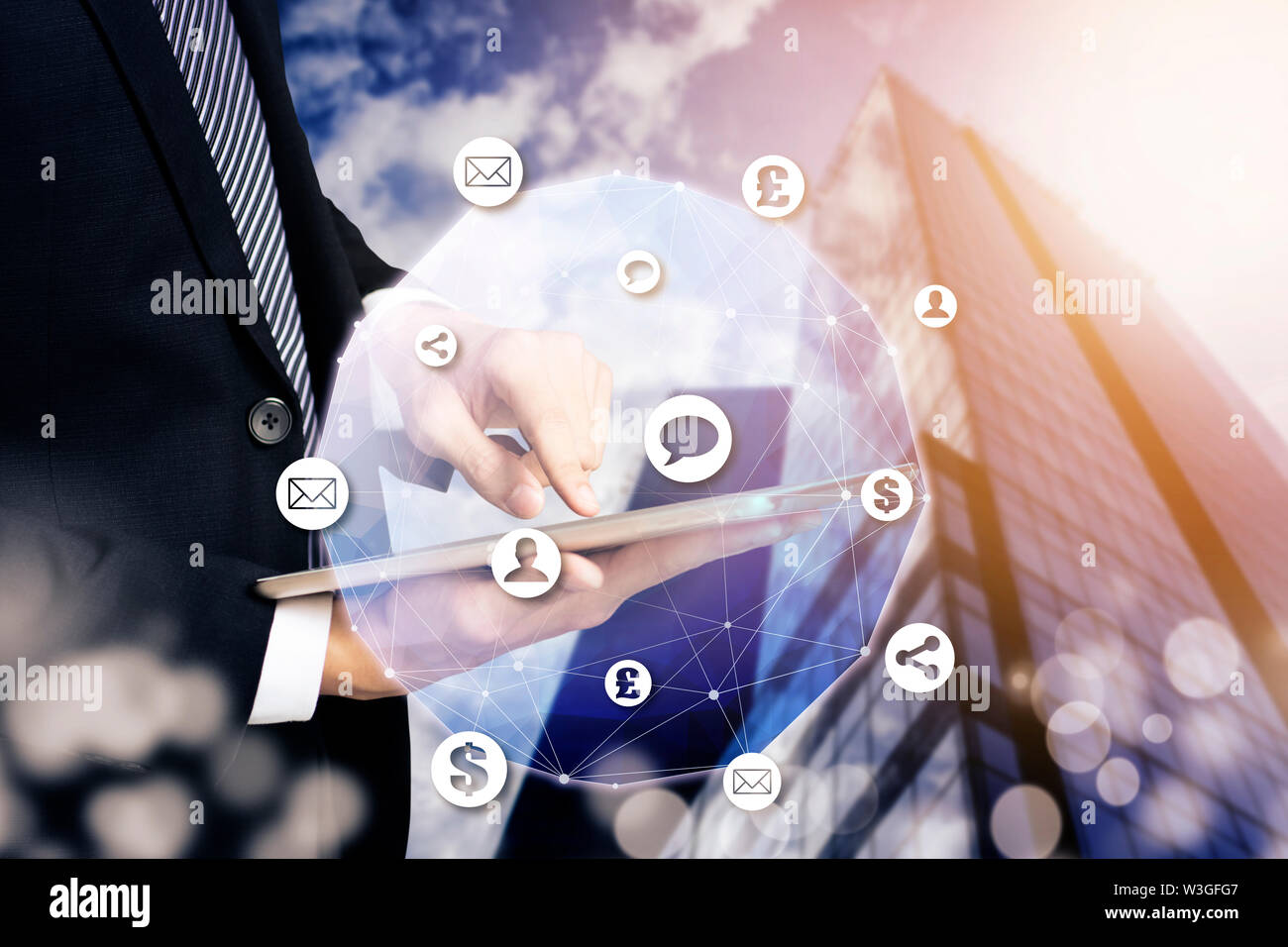 Uomo d affari con computer tablet e il moderno concetto di tecnologia Foto Stock