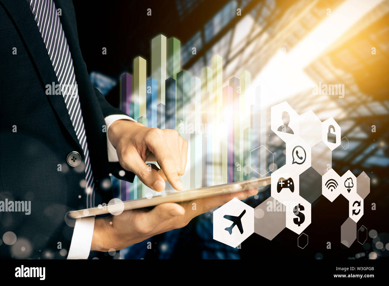 Uomo d affari con computer tablet e il moderno concetto di tecnologia Foto Stock