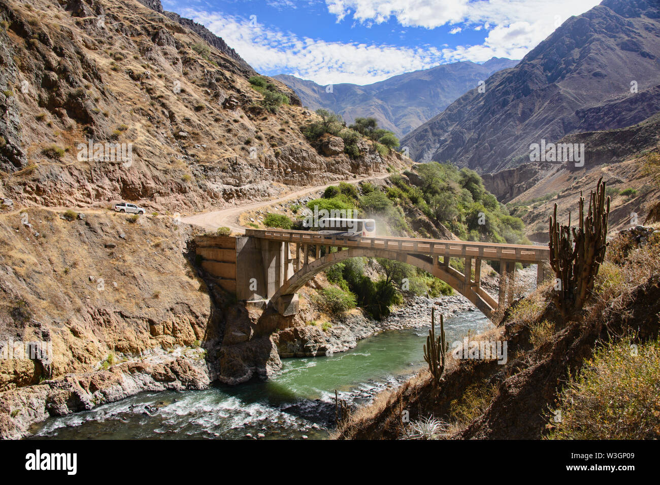 Il Fiume Colca che corre attraverso il Grande Canyon del Colca, Perù Foto Stock