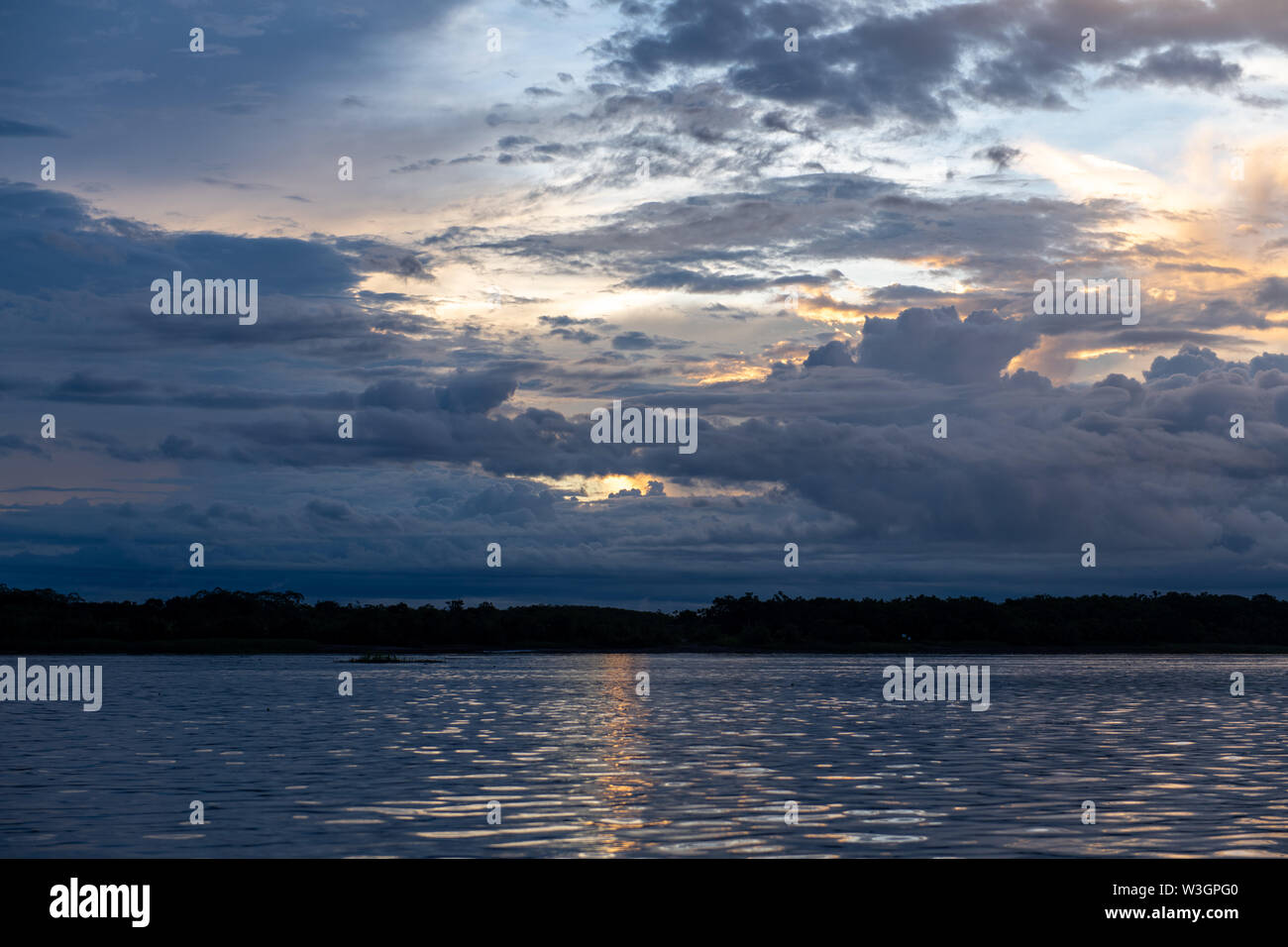 Tramonto sull'Amazzonia peruviana River Foto Stock