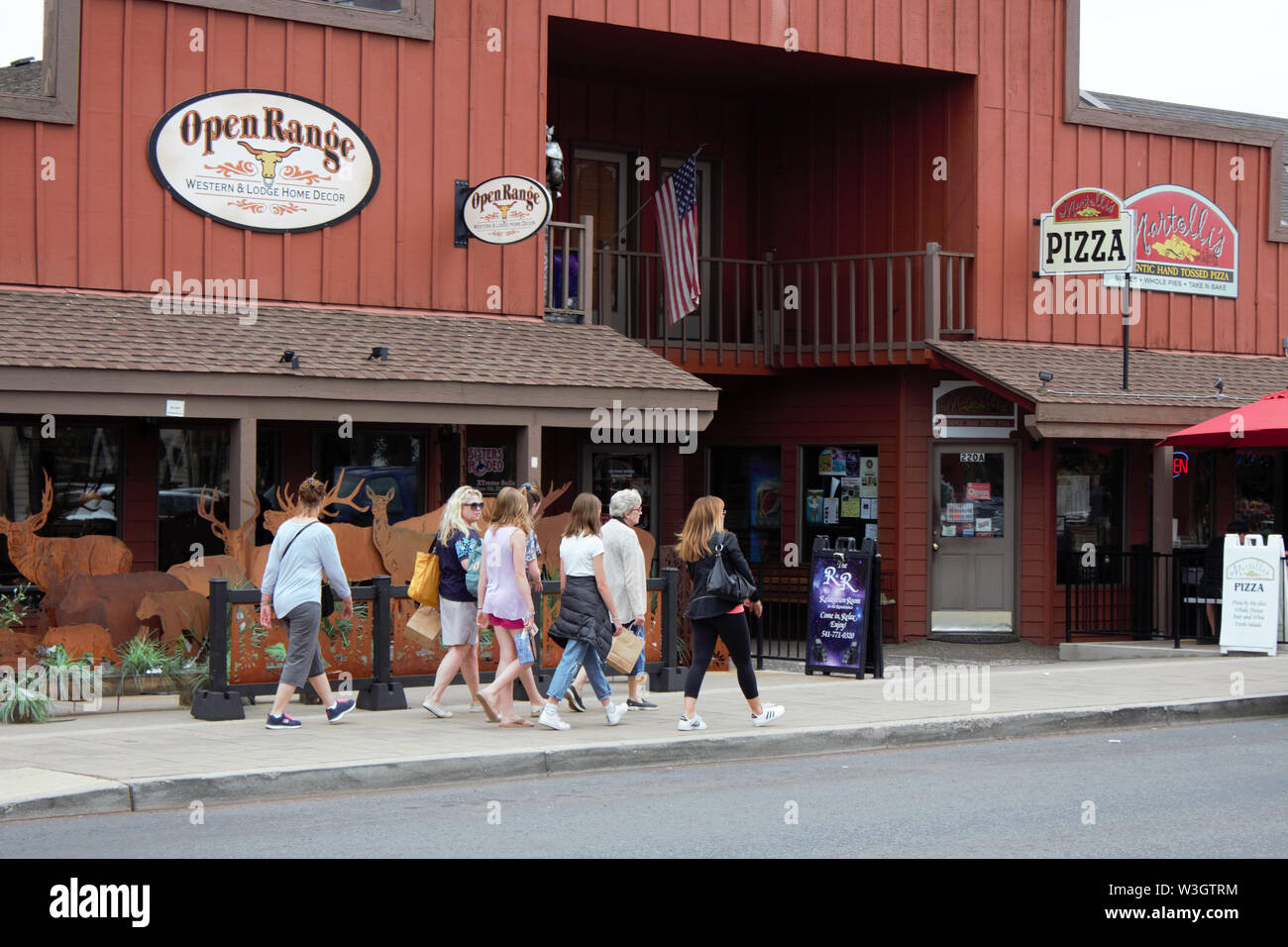 Gli amanti dello shopping la voce per il prossimo negozio nella cittadina turistica di sorelle, Oregon. Foto Stock