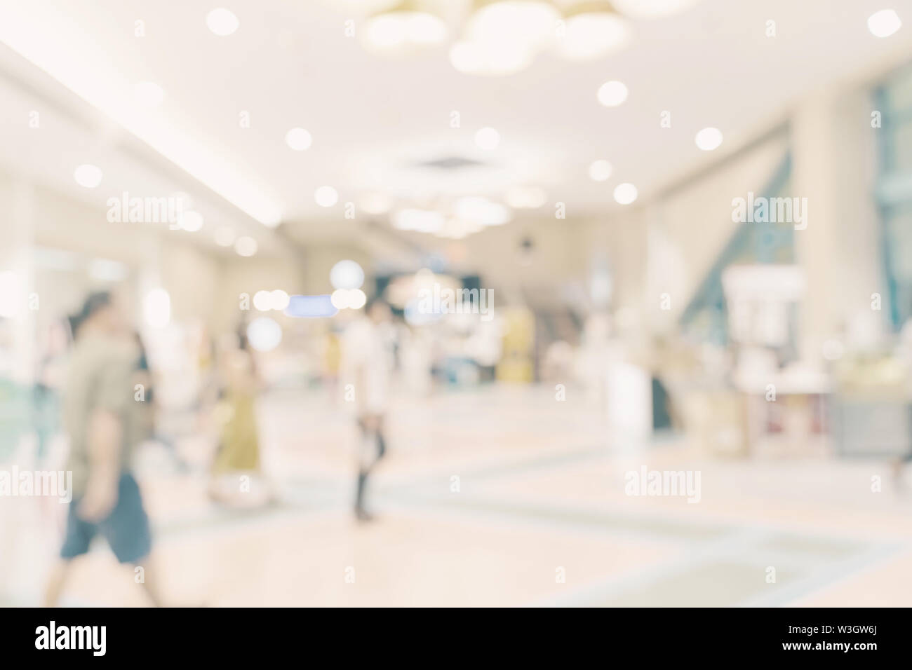 Abstract blur sullo sfondo la folla di persone nel centro commerciale per lo sfondo, Vintage tonica. Foto Stock