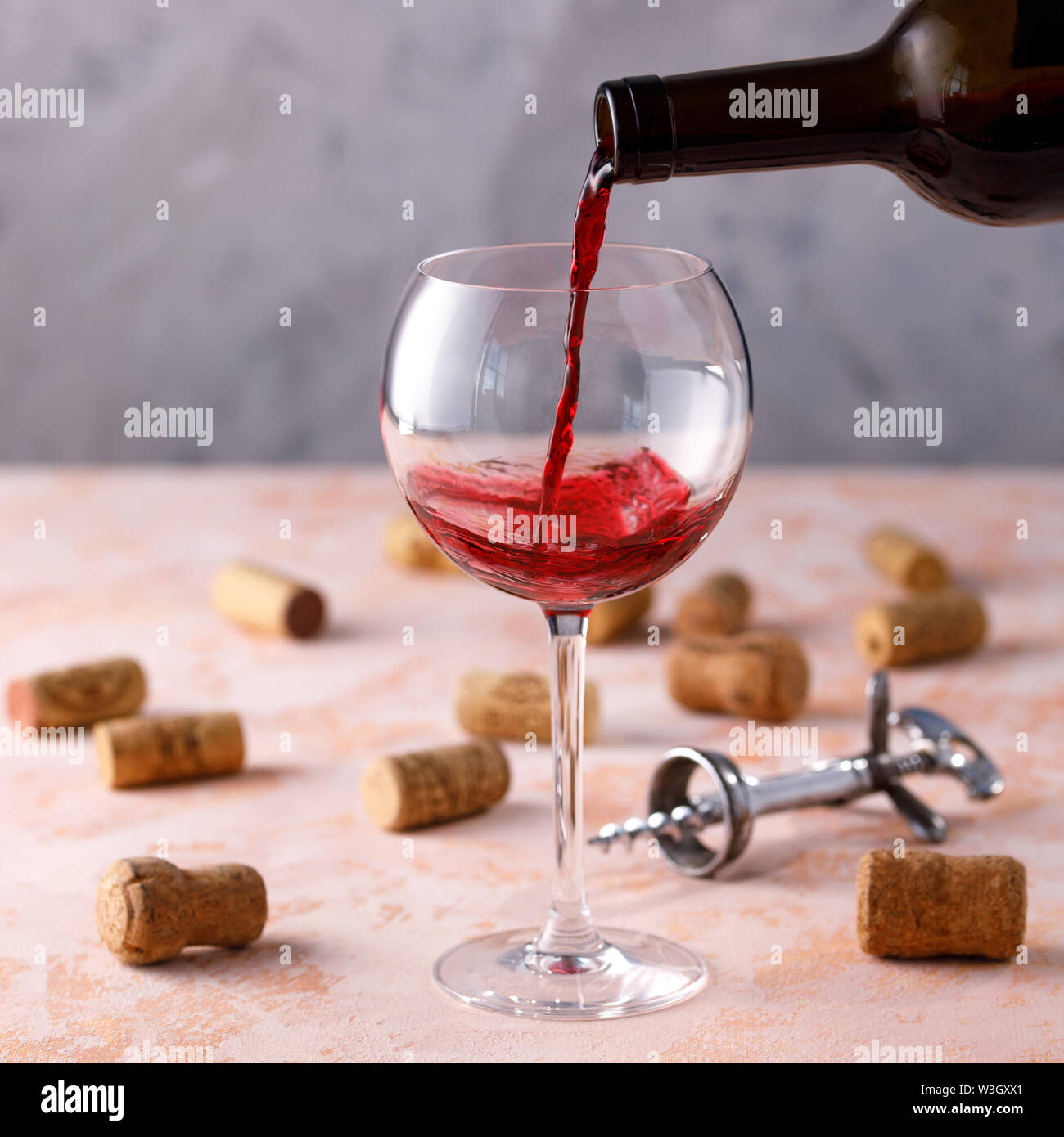 Il vino rosso è versata in un bicchiere. Il concetto di vinificazione. Close-up. Square. Foto Stock