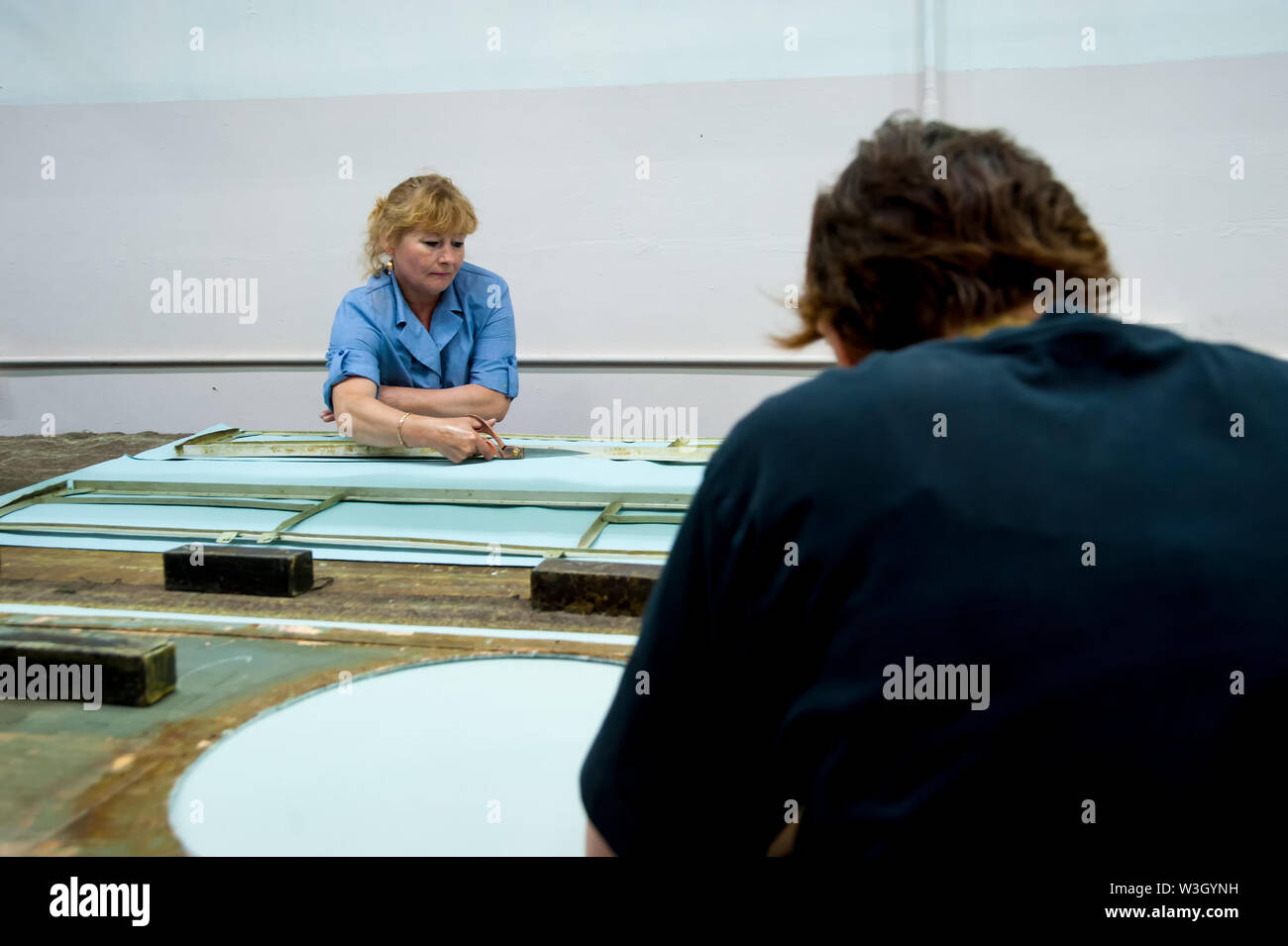 La donna è un elemento di un rivestimento interno Foto Stock