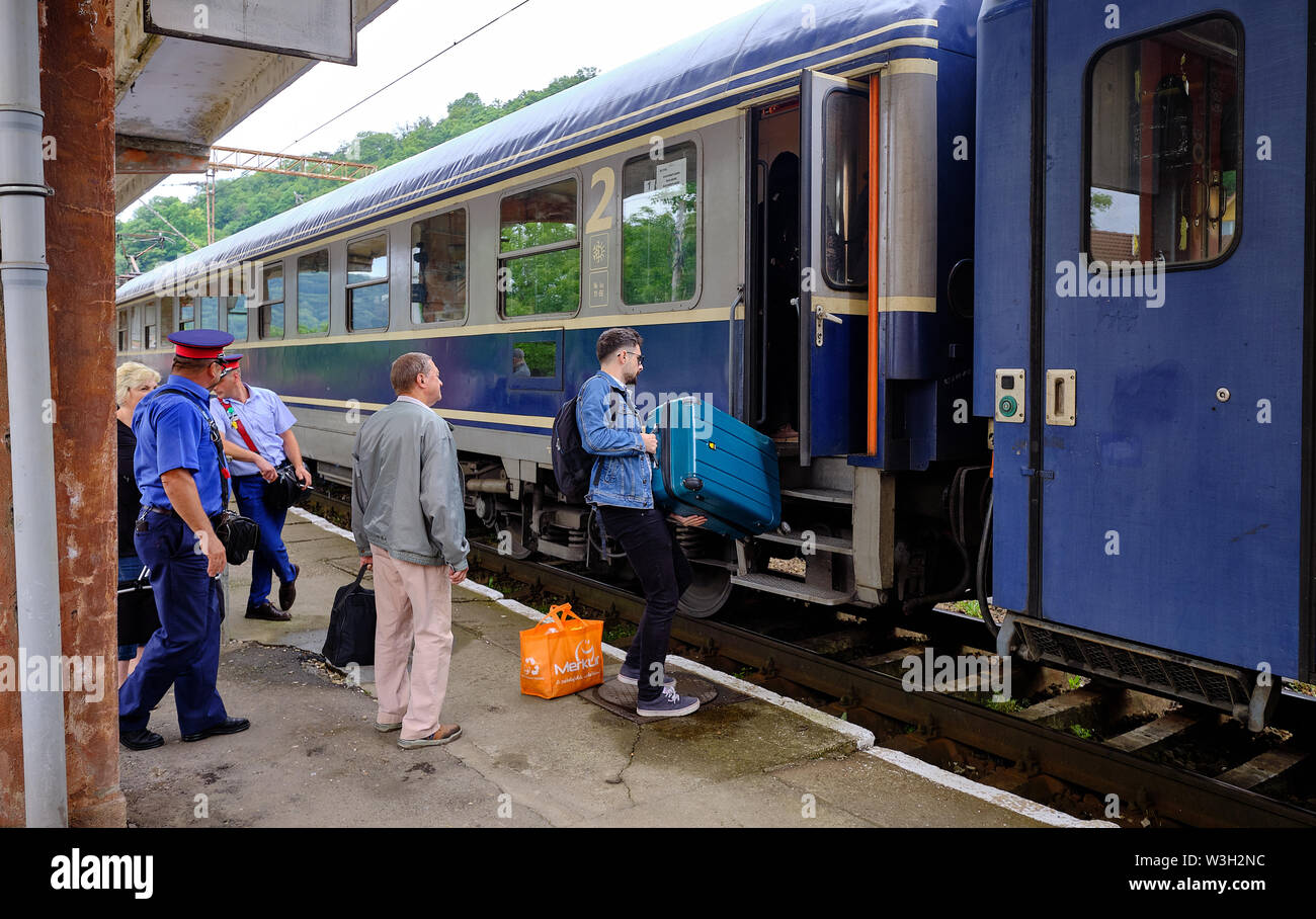 Sighisoara, Romania : i passeggeri di salire a bordo dei treni intercity treno rumeno presso la città di stazione ferroviaria Foto Stock
