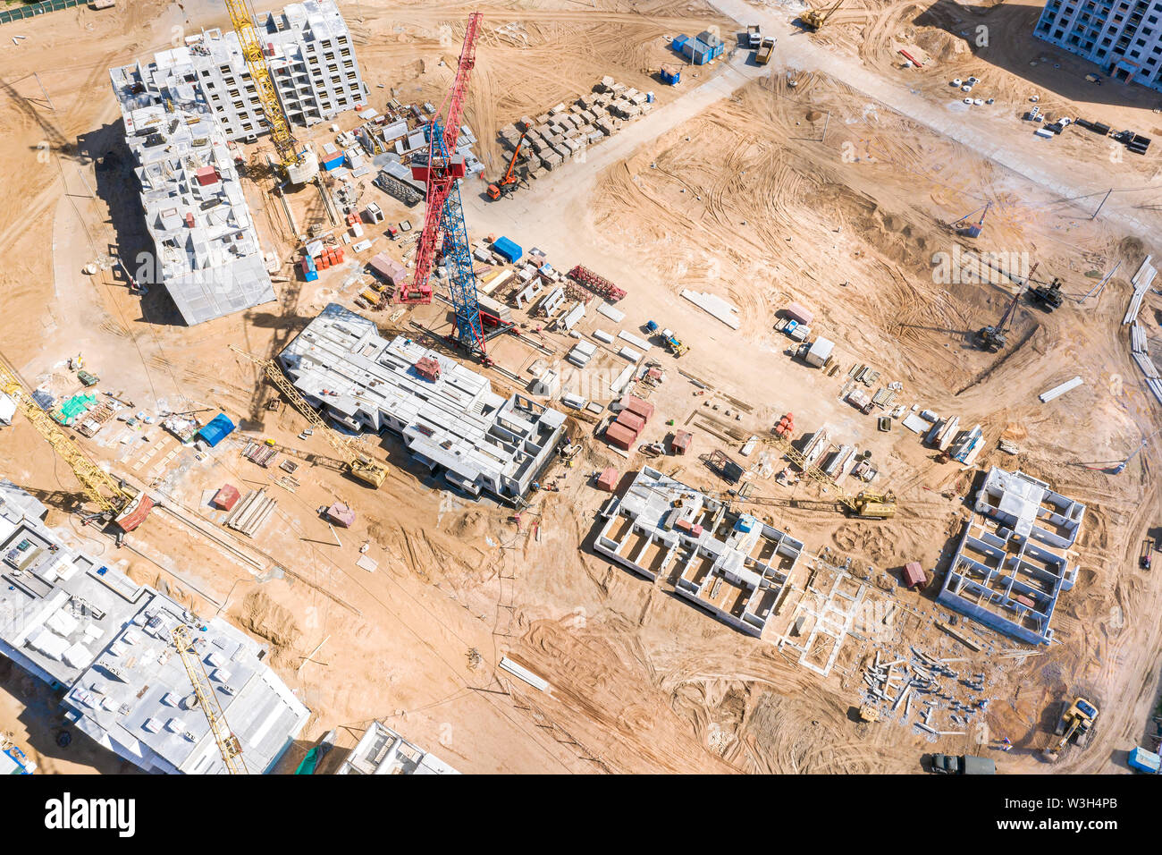 Pesanti macchinari industriali, gru a torre in cantiere, drone immagine Foto Stock