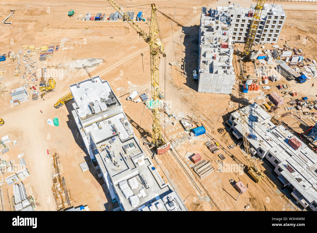 Immagine aerea della città sito in costruzione con giallo gru a torre. drone fotografia Foto Stock