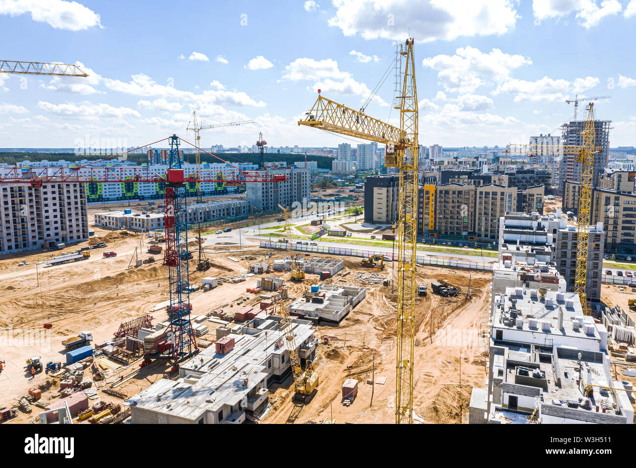 Antenna vista panoramica del sito in costruzione con moderno appartamento multistory edifici. drone fotografia Foto Stock