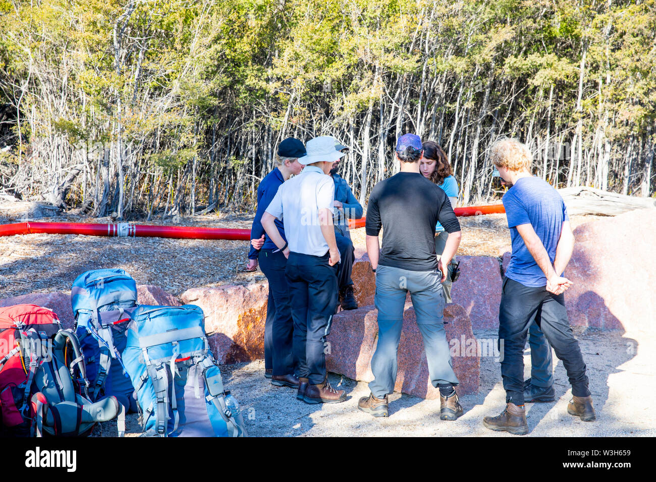 Preparare gli escursionisti per multi giorno escursione a Wineglass Bay nel Parco Nazionale di Freycinet,Tasmania, Australia Foto Stock