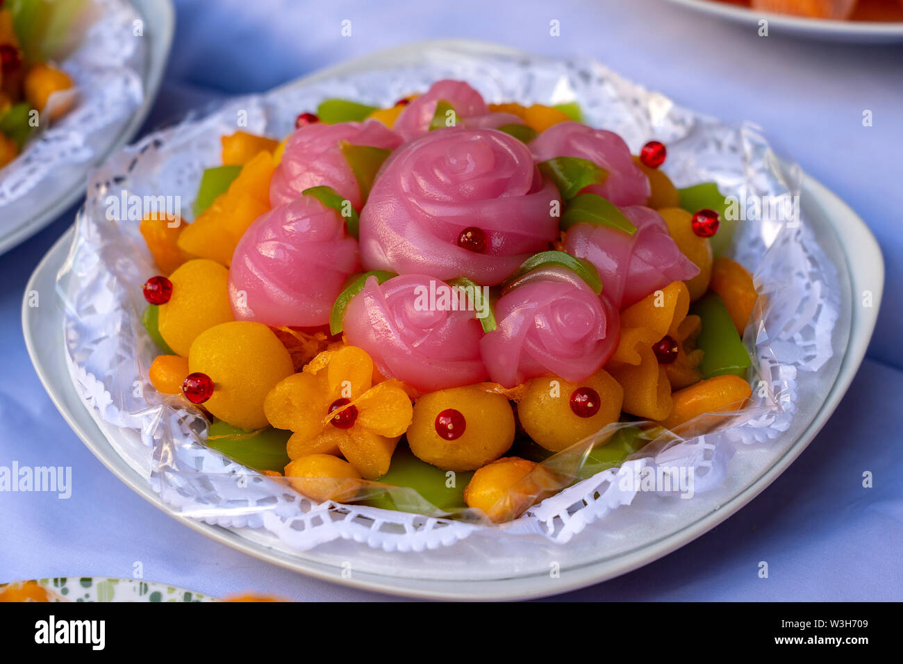 Thai torta dolce. Thai dessert tradizionale in rosa rose fiori sagomato. Uno dei nove famoso Thai dessert di buon auspicio in Thailandia. Rose forma da Khanom Foto Stock