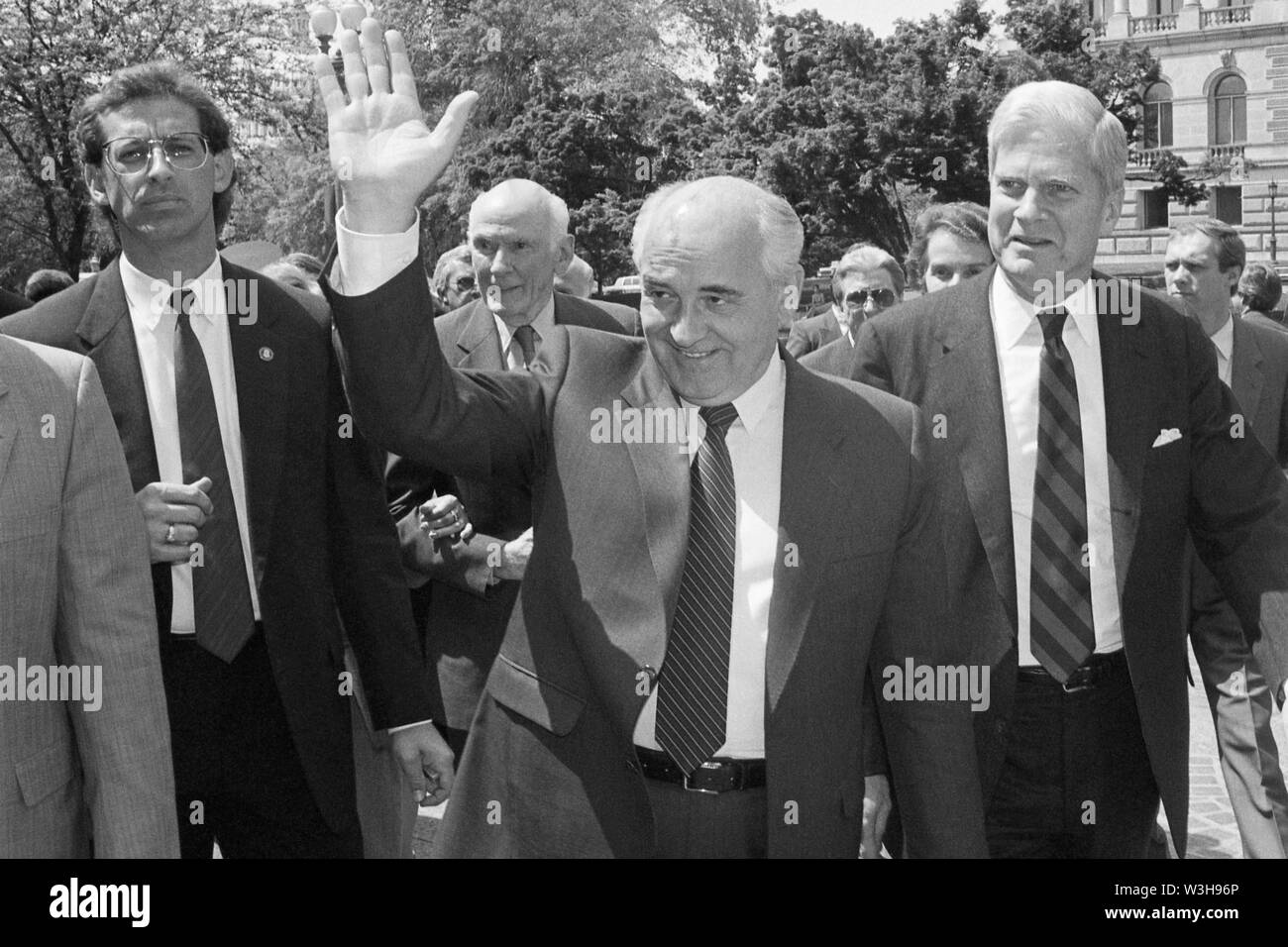 Ex presidente sovietico Mikhail Gorbaciov (centro), agitando, come egli cammina con il bibliotecario del Congresso James H. Billington (destro) sull'U.S. Capitol motivi Maggio 14, 1992. (USA) Foto Stock
