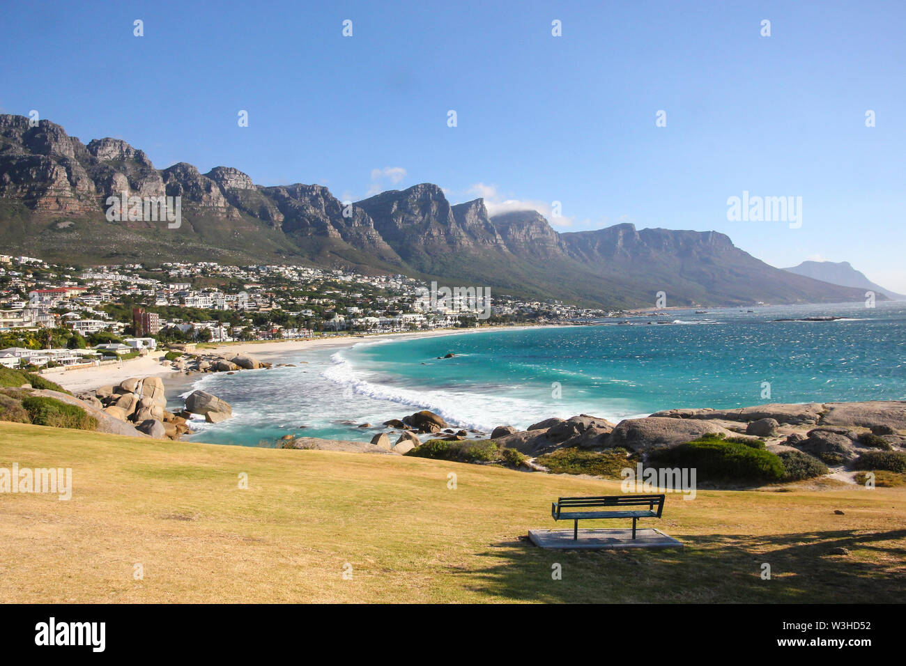 Vista del paesaggio nel corso di dodici apostolo montagne e Table Mountain National Park e Camps Bay sobborgo costiero di Cape Town, Sud Africa Foto Stock