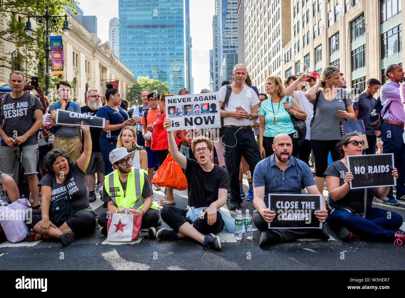 New York, Stati Uniti d'America. Il 15 luglio 2019. Più di 40 membri dell'azione diretta di gruppo e aumento di resist sono stati arrestati dopo la chiusura di ora di punta del traffico in corrispondenza dell'intersezione tra la 42nd Street e la Fifth Avenue nel cuore di New York City sulla luglio 15, 2019 raccomanda per i diritti degli immigrati ed esigente pubblico wake up, agire, e alla fine la crisi di confine il terrore e il terrore inflitti alla comunità di immigrati. Gli attivisti detenuti tre banner che leggere, 'chiudere i campi'', 'No incursioni'', e 'abolire il ghiaccio''. Alcuni membri indossava inoltre fluorescente giubbotti di lavoro con le parole 'abolire il ghiaccio. (Credito Foto Stock