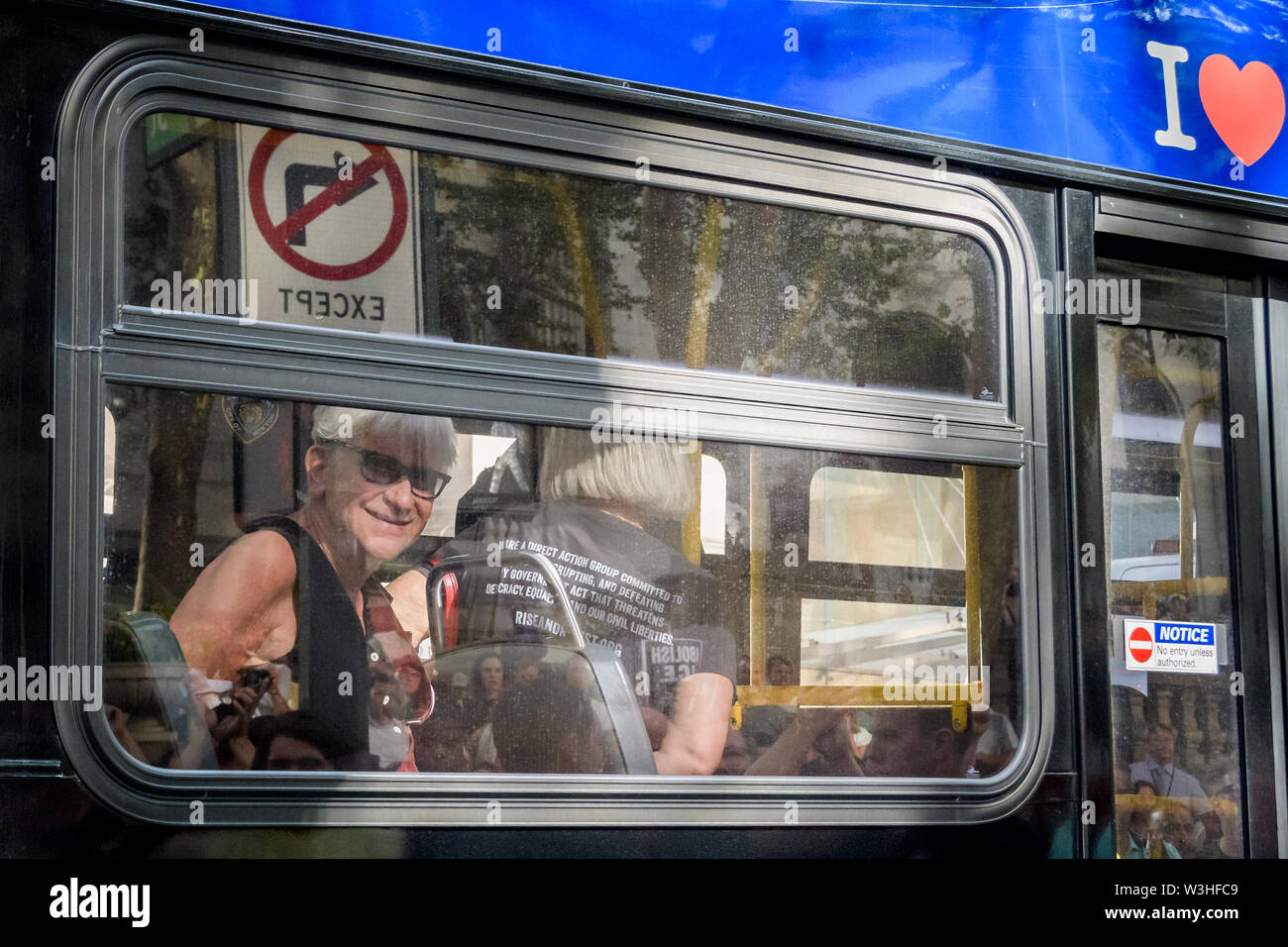 New York, Stati Uniti d'America. Il 15 luglio 2019. Più di 40 membri dell'azione diretta di gruppo e aumento di resist sono stati arrestati dopo la chiusura di ora di punta del traffico in corrispondenza dell'intersezione tra la 42nd Street e la Fifth Avenue nel cuore di New York City sulla luglio 15, 2019 raccomanda per i diritti degli immigrati ed esigente pubblico wake up, agire, e alla fine la crisi di confine il terrore e il terrore inflitti alla comunità di immigrati. Gli attivisti detenuti tre banner che leggere, 'chiudere i campi'', 'No incursioni'', e 'abolire il ghiaccio''. Alcuni membri indossava inoltre fluorescente giubbotti di lavoro con le parole 'abolire il ghiaccio. (Credito Foto Stock