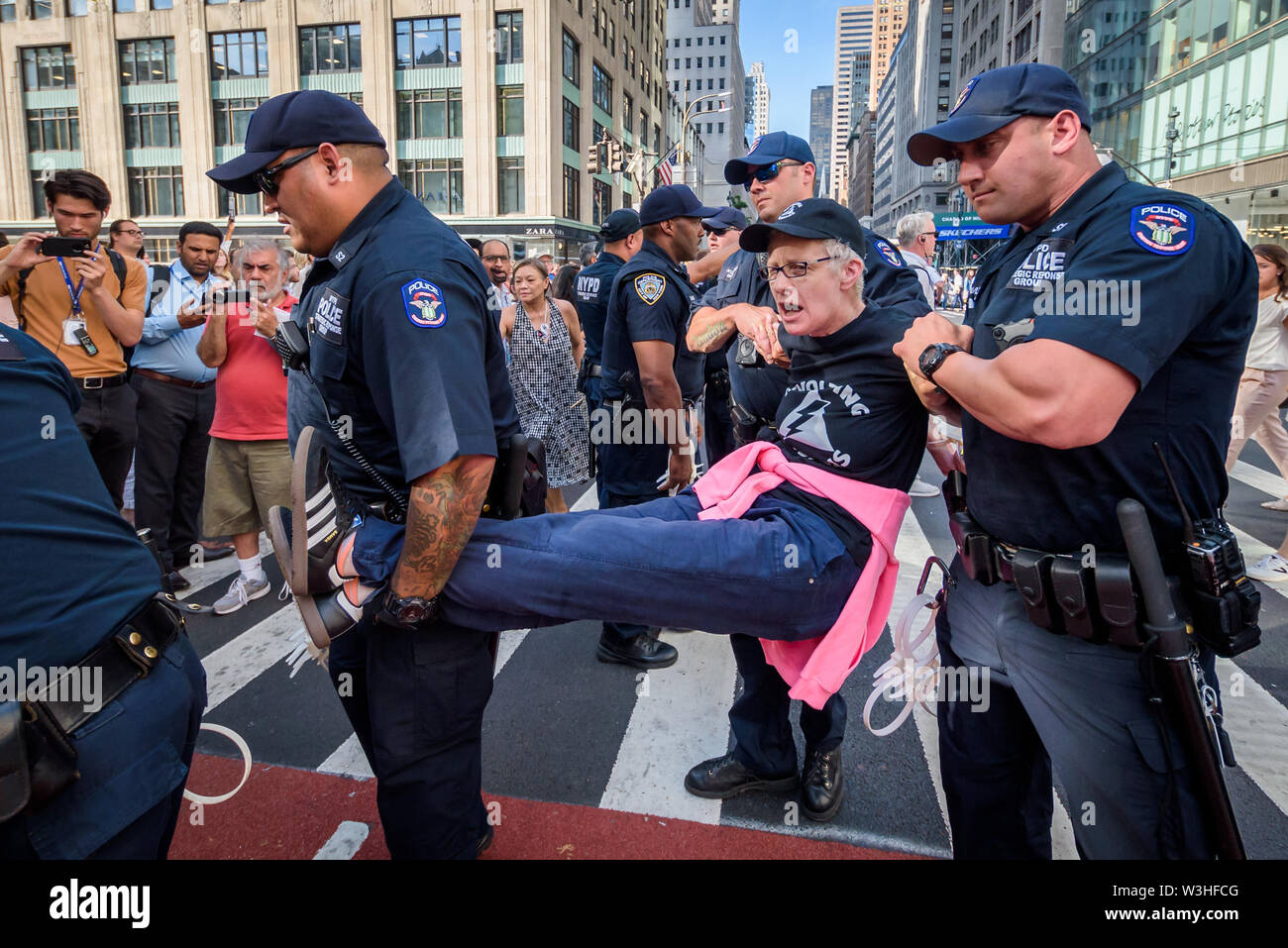 New York, Stati Uniti d'America. Il 15 luglio 2019. Più di 40 membri dell'azione diretta di gruppo e aumento di resist sono stati arrestati dopo la chiusura di ora di punta del traffico in corrispondenza dell'intersezione tra la 42nd Street e la Fifth Avenue nel cuore di New York City sulla luglio 15, 2019 raccomanda per i diritti degli immigrati ed esigente pubblico wake up, agire, e alla fine la crisi di confine il terrore e il terrore inflitti alla comunità di immigrati. Gli attivisti detenuti tre banner che leggere, 'chiudere i campi'', 'No incursioni'', e 'abolire il ghiaccio''. Alcuni membri indossava inoltre fluorescente giubbotti di lavoro con le parole 'abolire il ghiaccio. (Credito Foto Stock