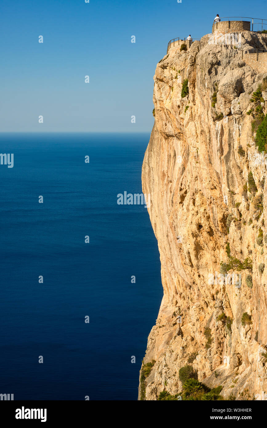Punto di vista sulla penisola di Formentor a Maiorca con scogliere a picco sul mare e blu Mare Mediterraneo Foto Stock