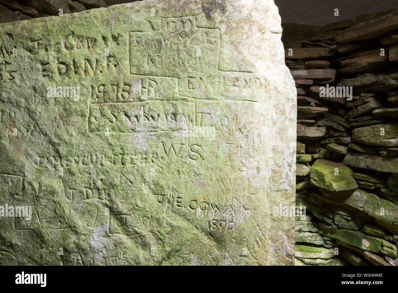 Graffiti sulle pietre all'interno Unstan chambered cairn, neolitico un tumulo sulla terraferma Orkney, Scotland, Regno Unito. Foto Stock