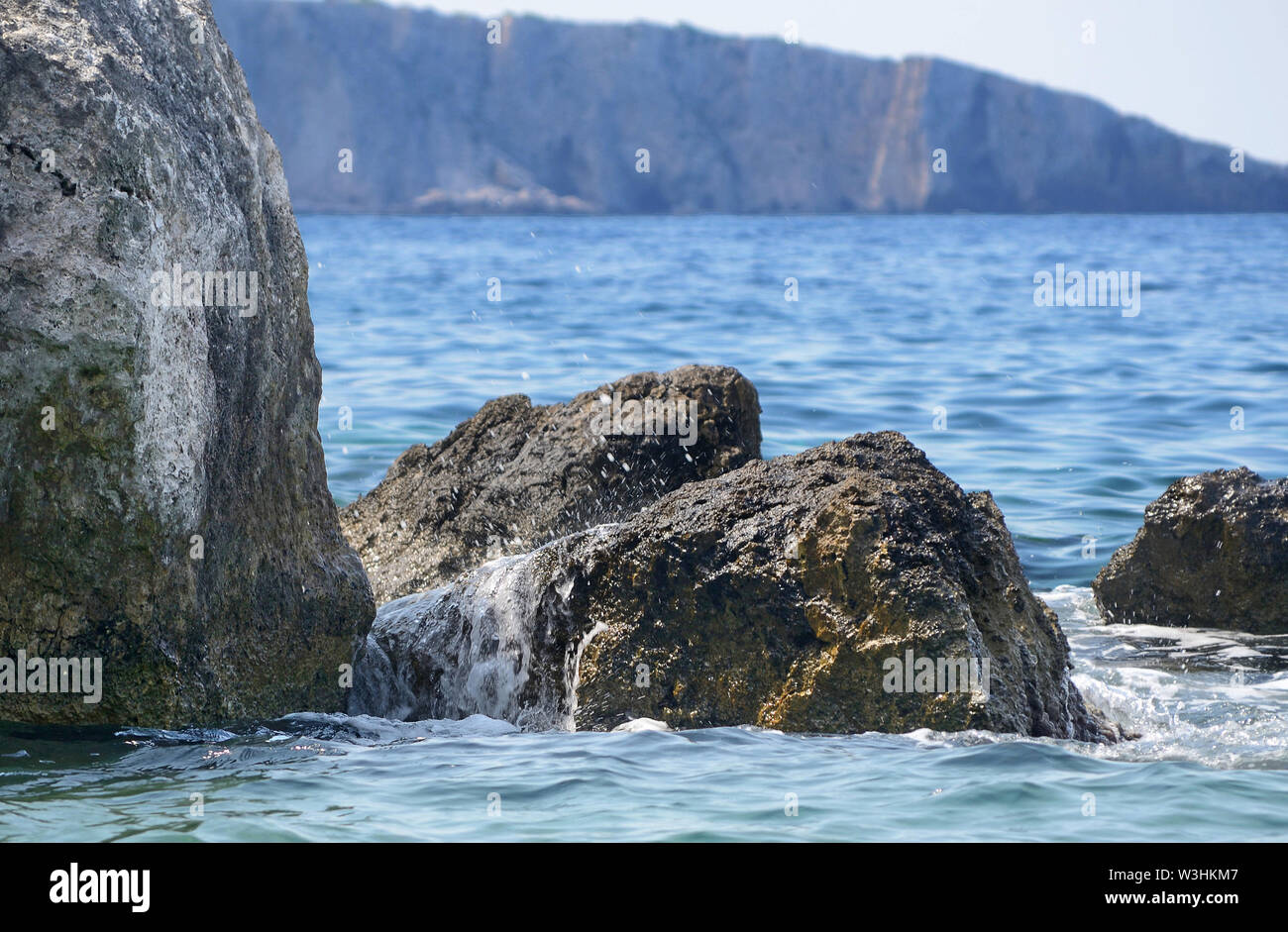 Vista panoramica della costa rocciosa di San Nicola isola nell'arcipelago delle Tremiti, in italiano mare adriatico Foto Stock
