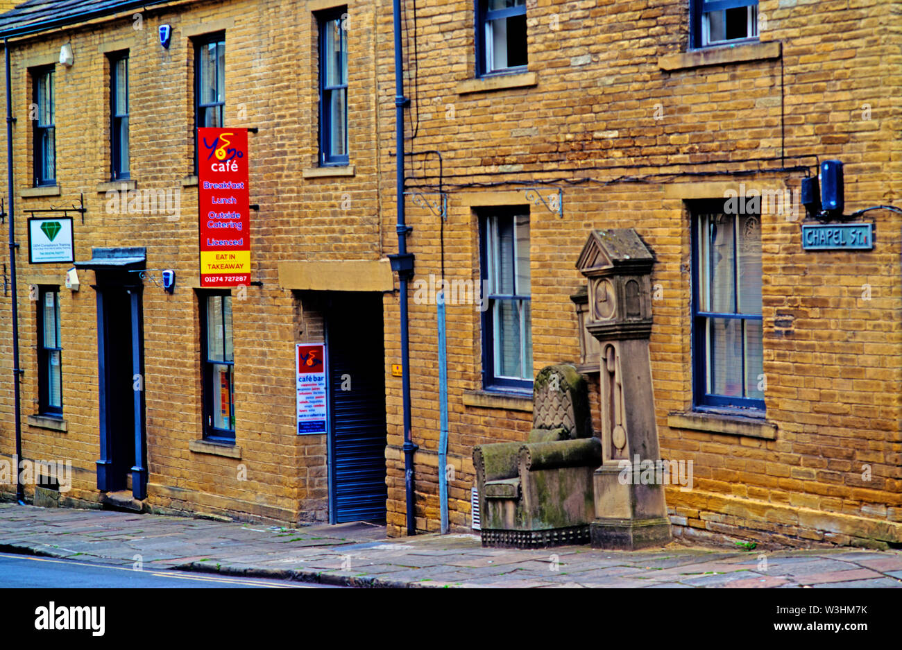 Chapel Street e di sculture in pietra, Bradford, Inghilterra Foto Stock