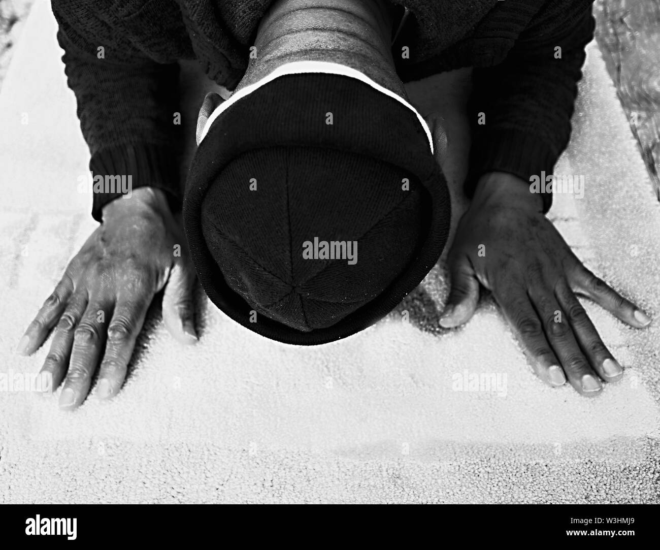 Uomo musulmano di pregare sul tappeto immagine stock e stock photo Foto Stock