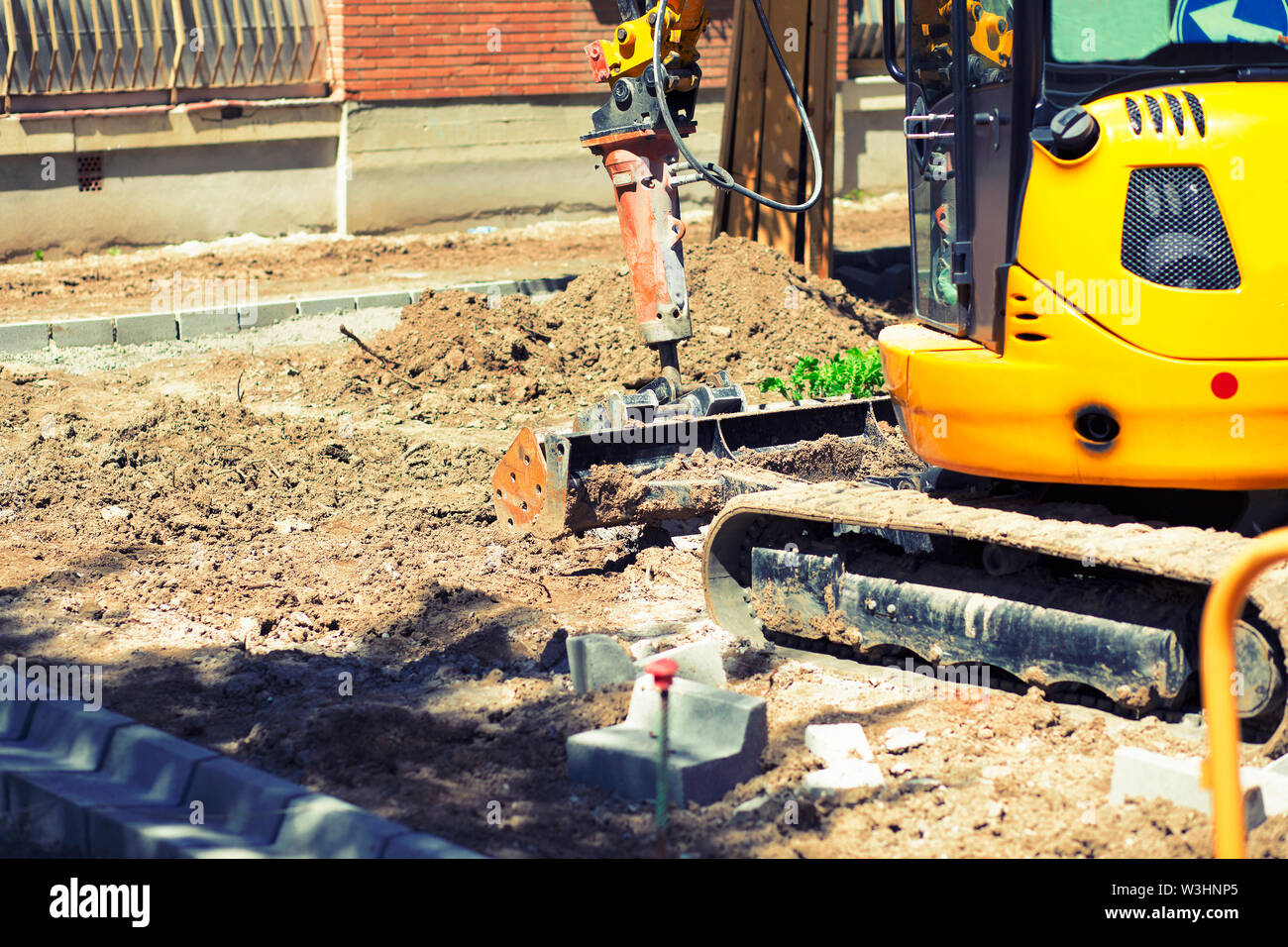 Bulldozer giallo spostando la terra per costruire un nuovo parco pubblico Foto Stock