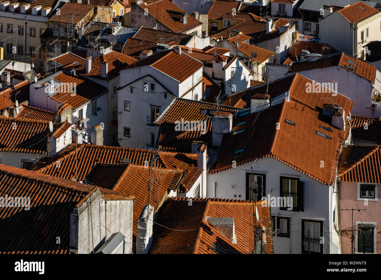 Vista superiore del vecchio quartiere di Alfama, Lisbona, dove la storia incontra il buon cibo e la bellissima vicoli Foto Stock