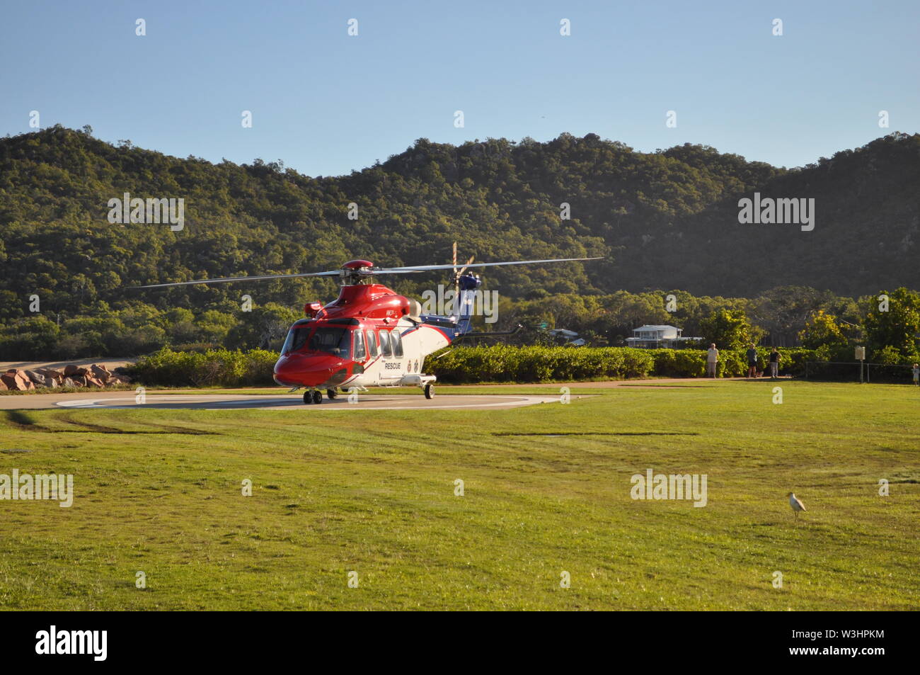 Salvataggio in elicottero, in caso di emergenza, la raccolta di un paziente da Nelly Bay, Isola Magnetica per andare in ospedale a Townsville, Queensland, Australia Foto Stock