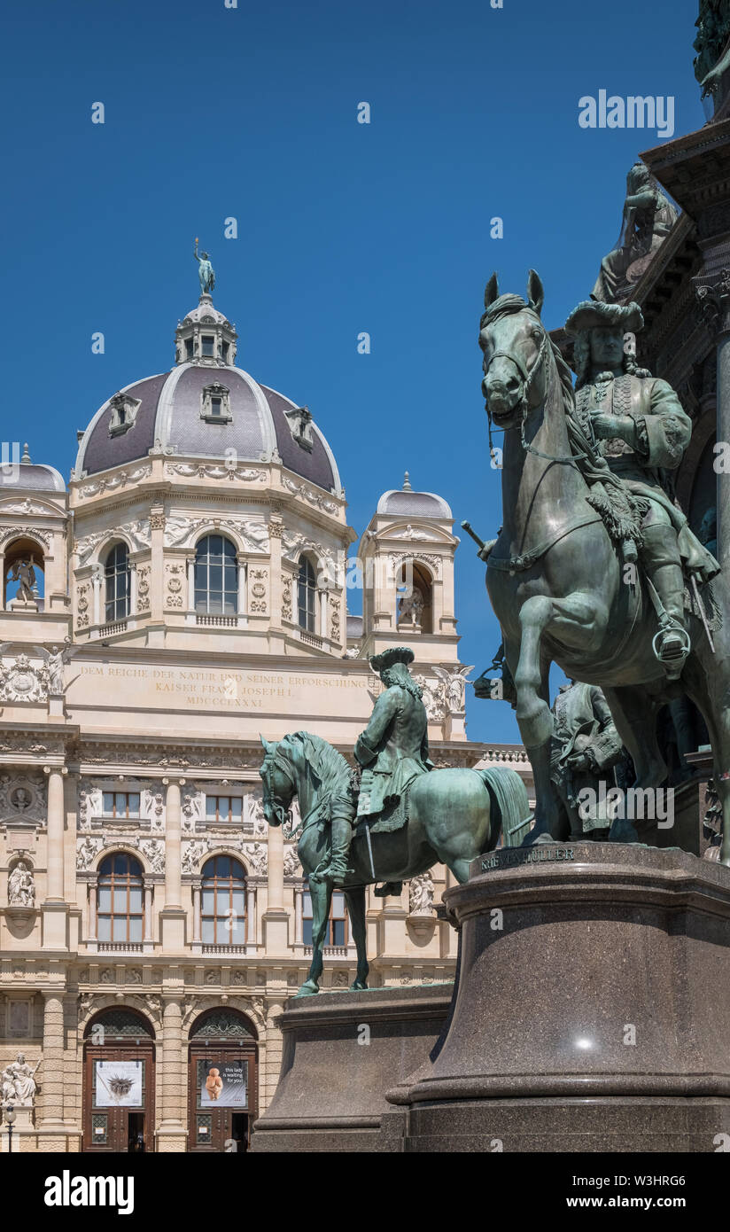 Una sezione dell'Imperatrice Maria Teresa monumento nei pressi del Museo di Storia Naturale, Maria-Theresien-Platz, Vienna, Austria Foto Stock