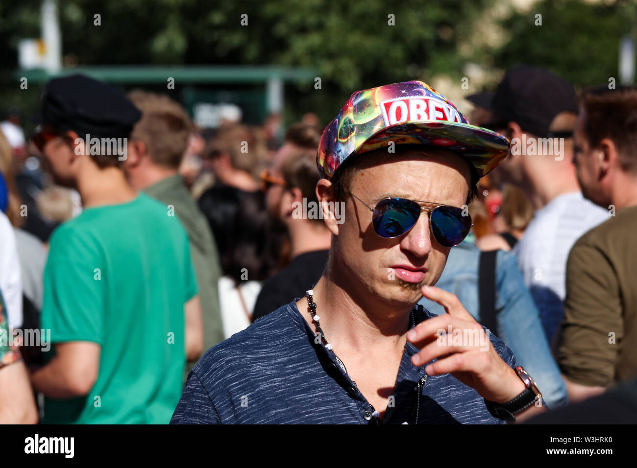 Uomo con occhiali da sole a Kallio Block Party 2017 a Helsinki in Finlandia Foto Stock