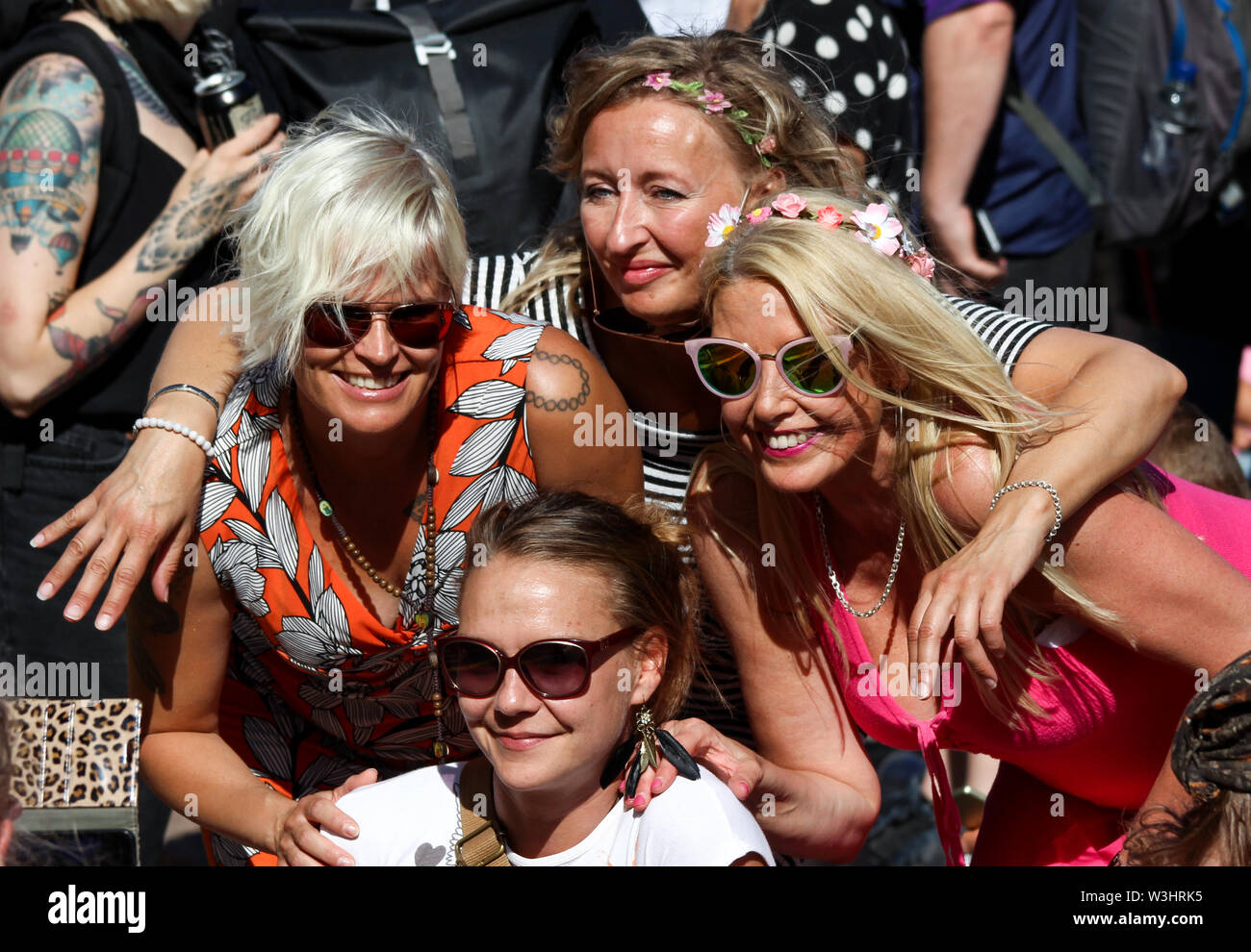 Le donne che posano per una telecamera a Kallio Block Party 2017 a Helsinki in Finlandia Foto Stock